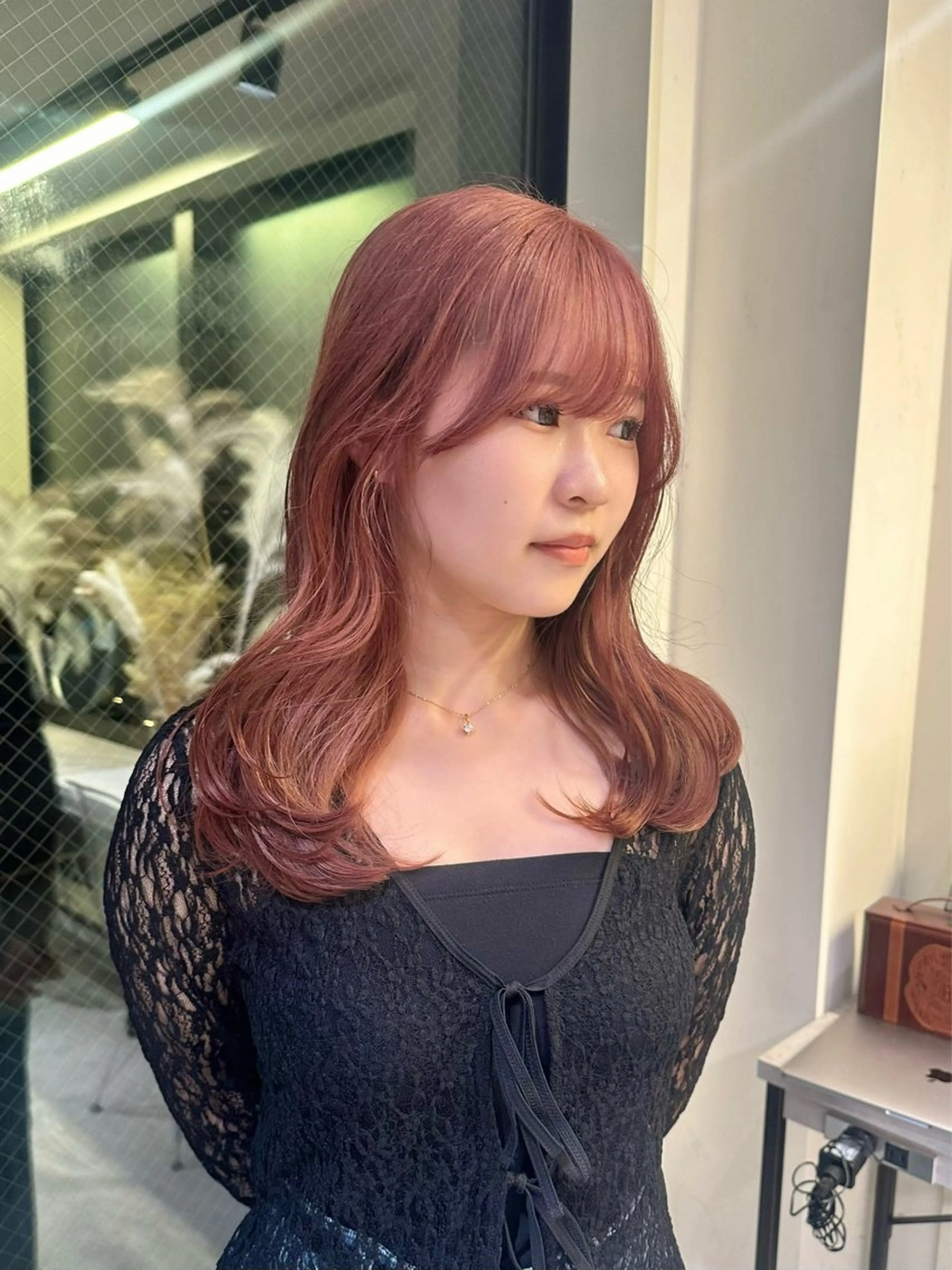 ロング カラー ベージュカラー ブリーチ ピンクカラー ピンクベージュ カット ヘアカラー トリートメント ブリーチ/ハイトーン 艶カラー/ユリナのヘアスタイル