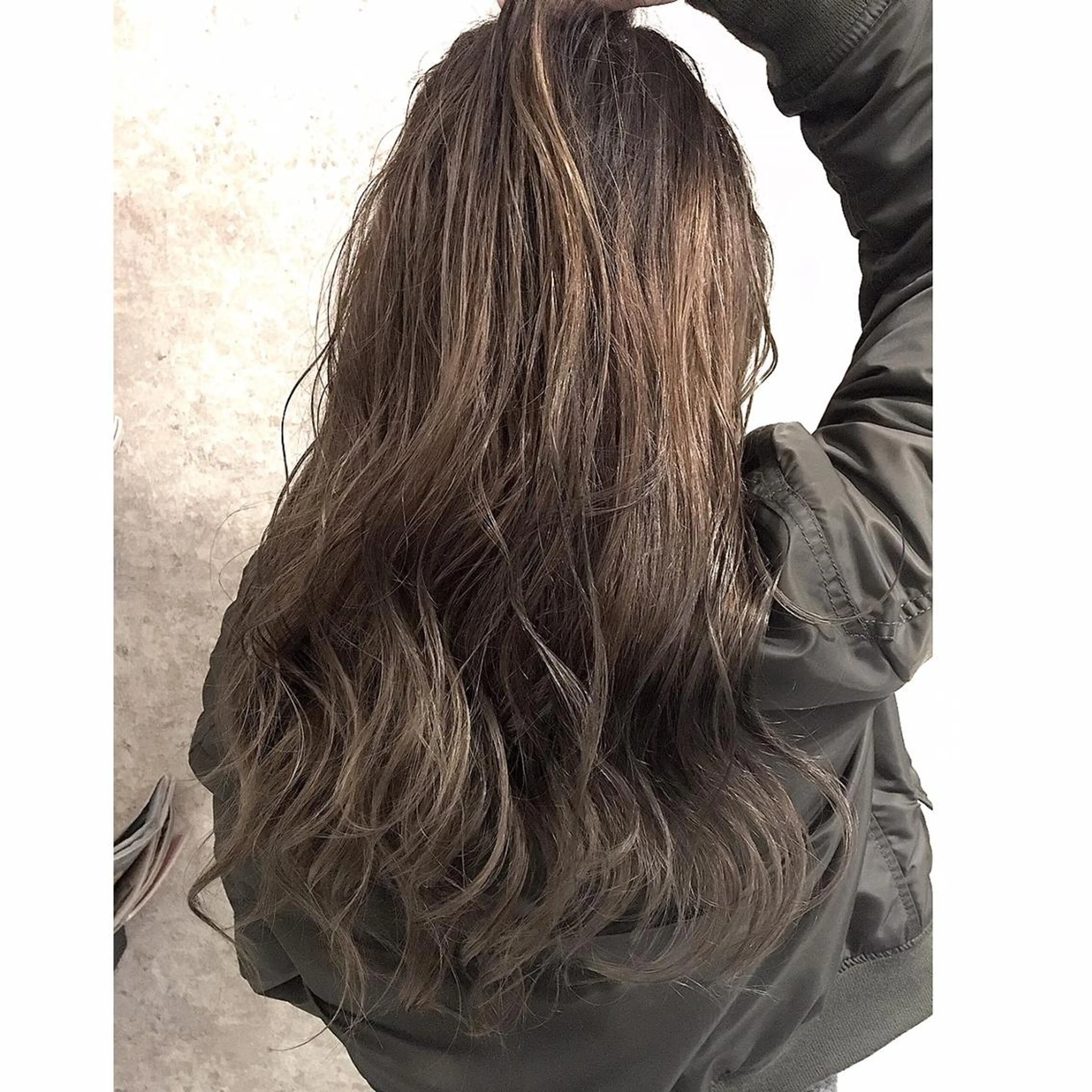 ミディアム カラー パーマ 小顔カット✨ 透明感カラーのヘアスタイル