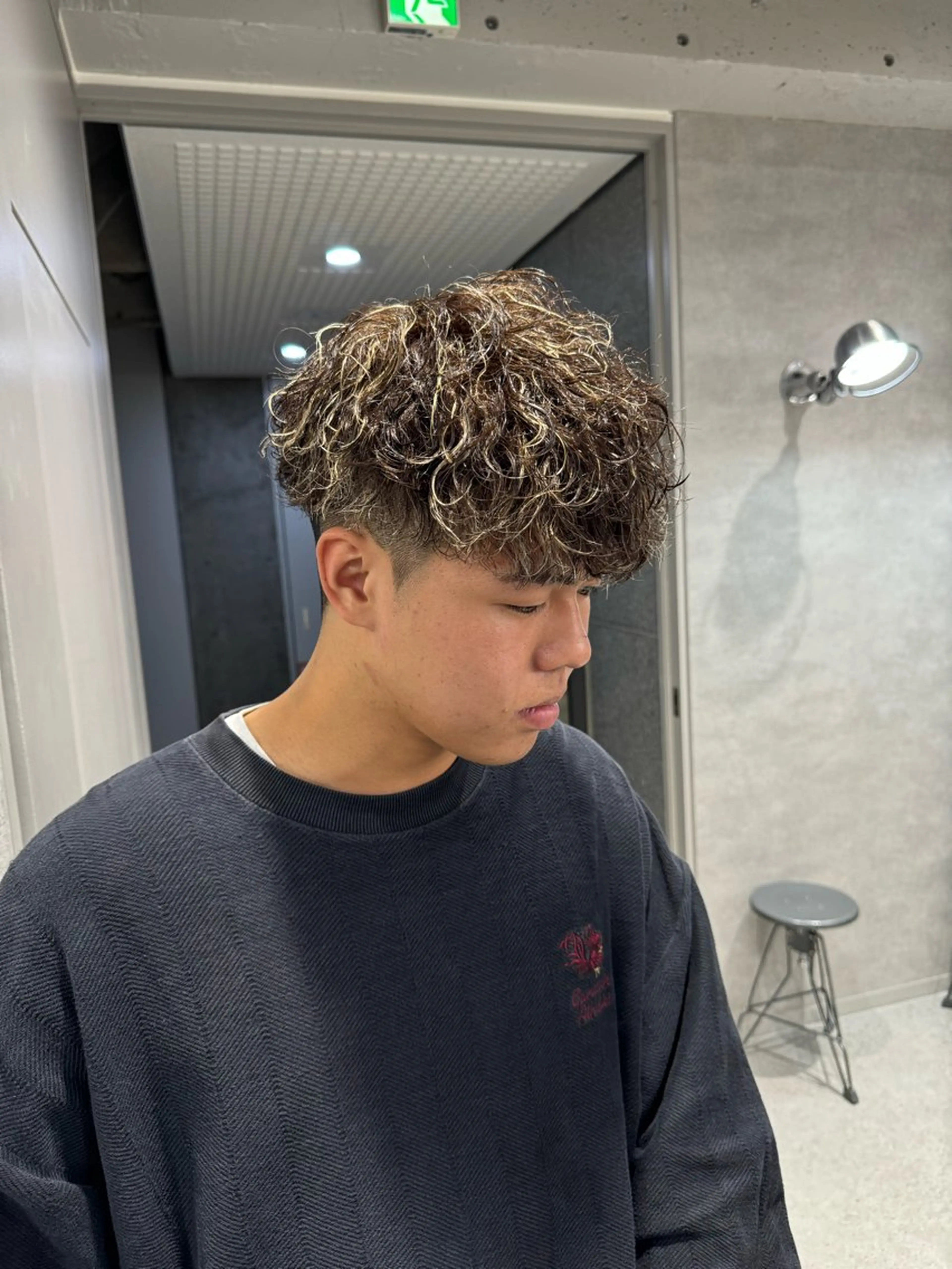 ショート カラー パーマ ヘアアレンジ メンズ メンズブリーチ センターパート フェザーパーマ メンズハイライト メンズハイトーン カット トリートメント ヘッドスパ ヘアセット スパイキー/フェザー /波巻き/かいとのヘアスタイル