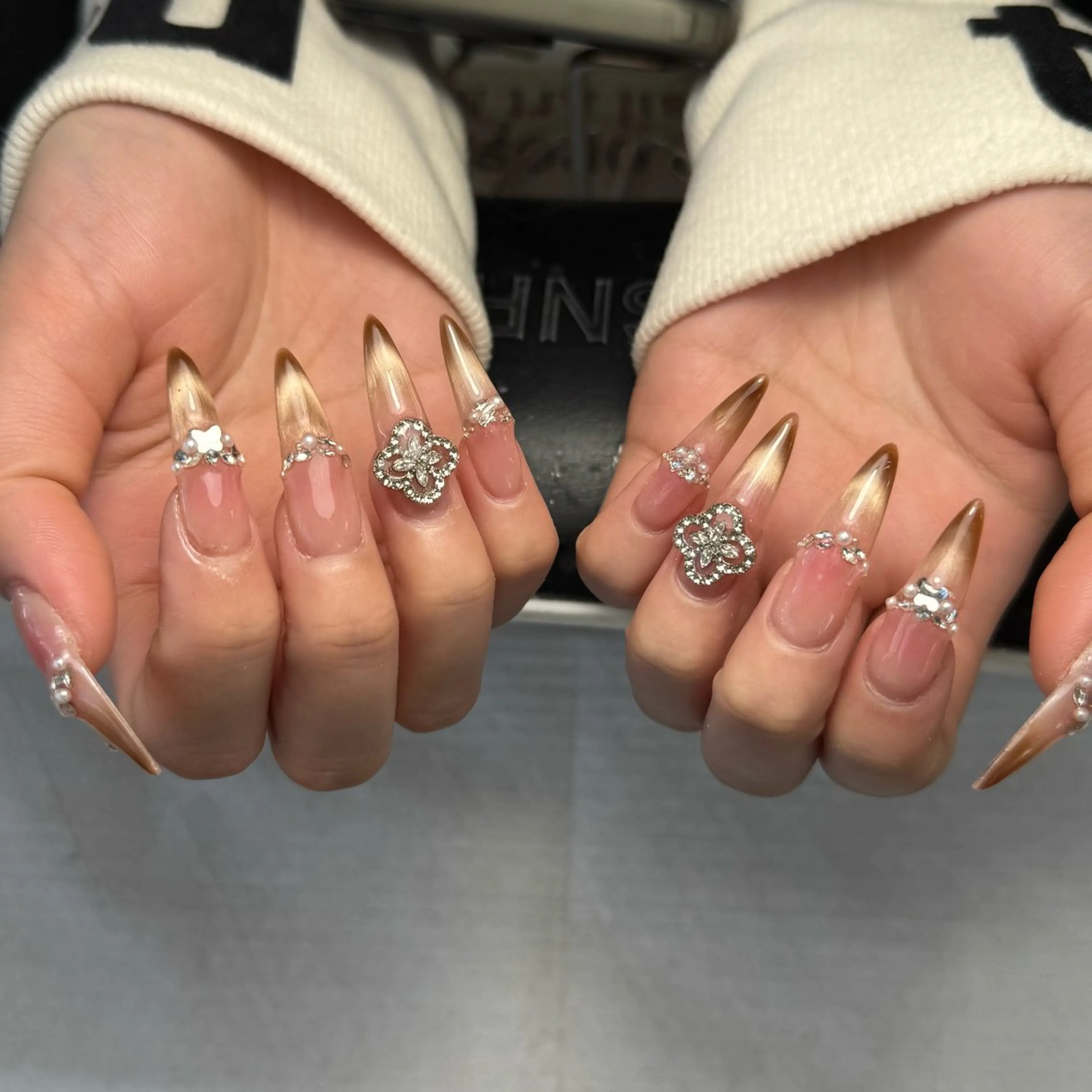 ネイル キラキラネイル マグネットネイル ハンドネイル ハンドケア いちご chan novaのネイルデザイン