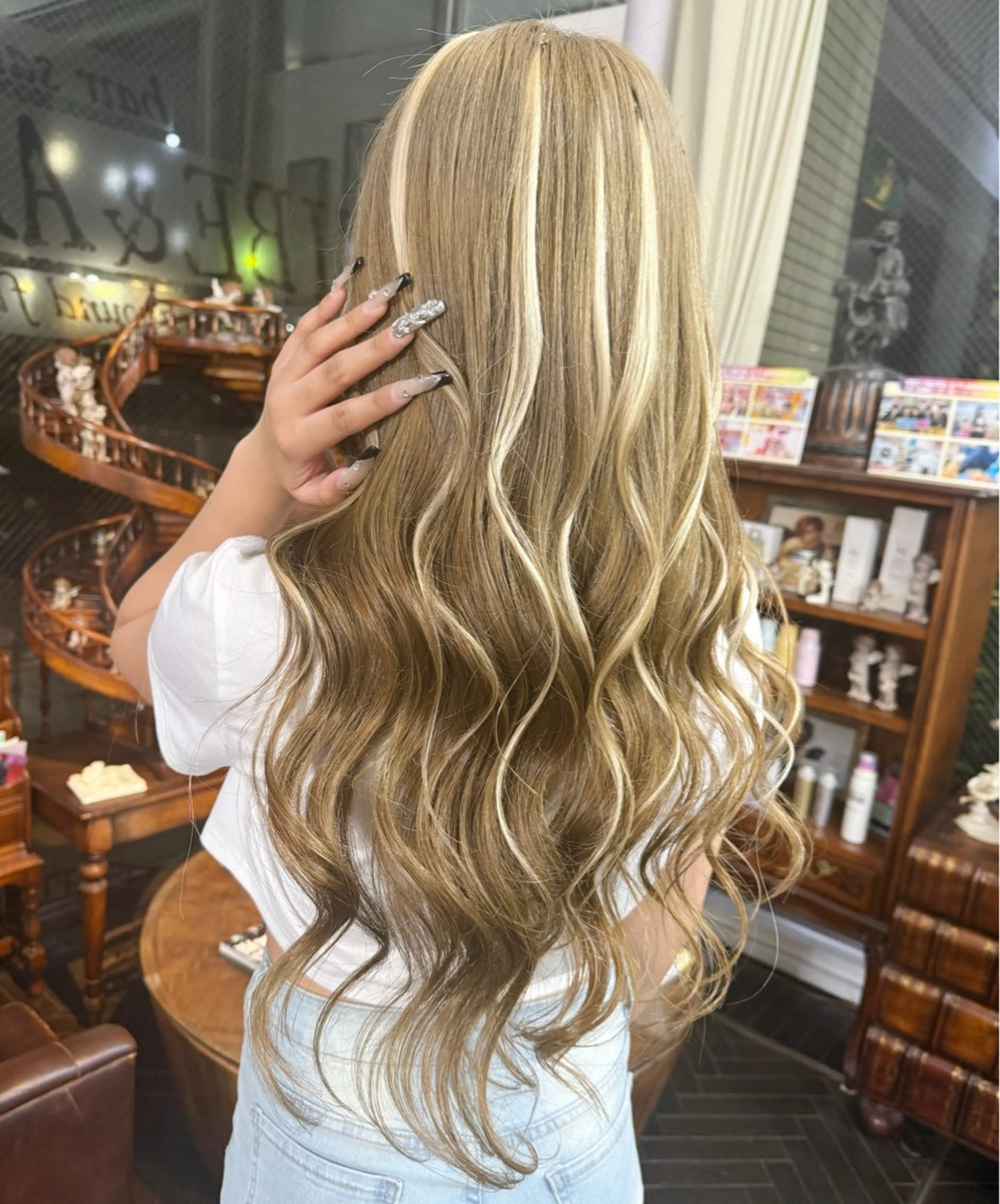 ロング エクステ モモカ/ハイトーン /バレイヤージュのヘアスタイル