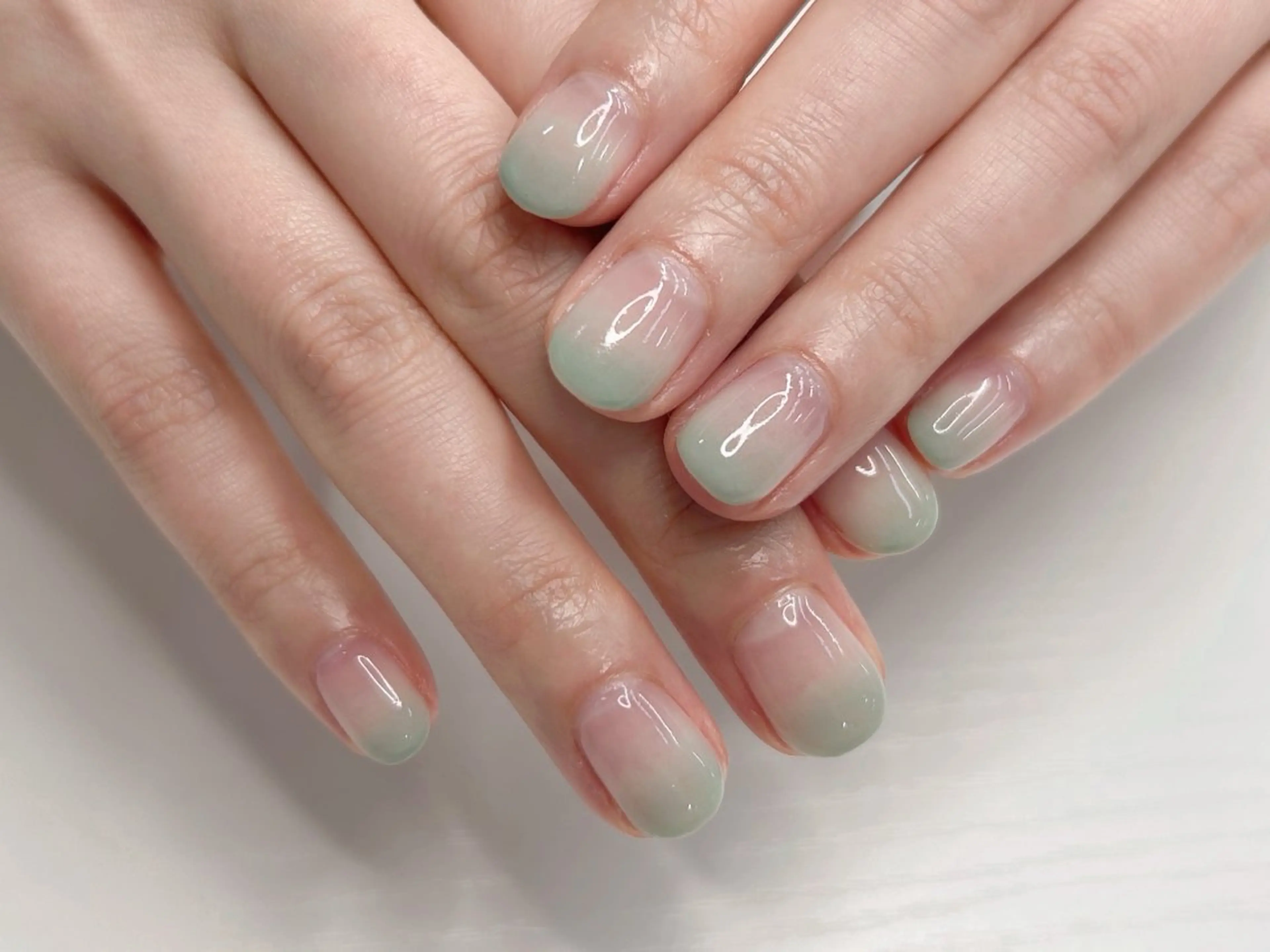 ネイル 桜ネイル グラデーション グリーン パステルネイル ショートネイル ハンドネイル Forca total studio所属・Forca Airaのネイルデザイン