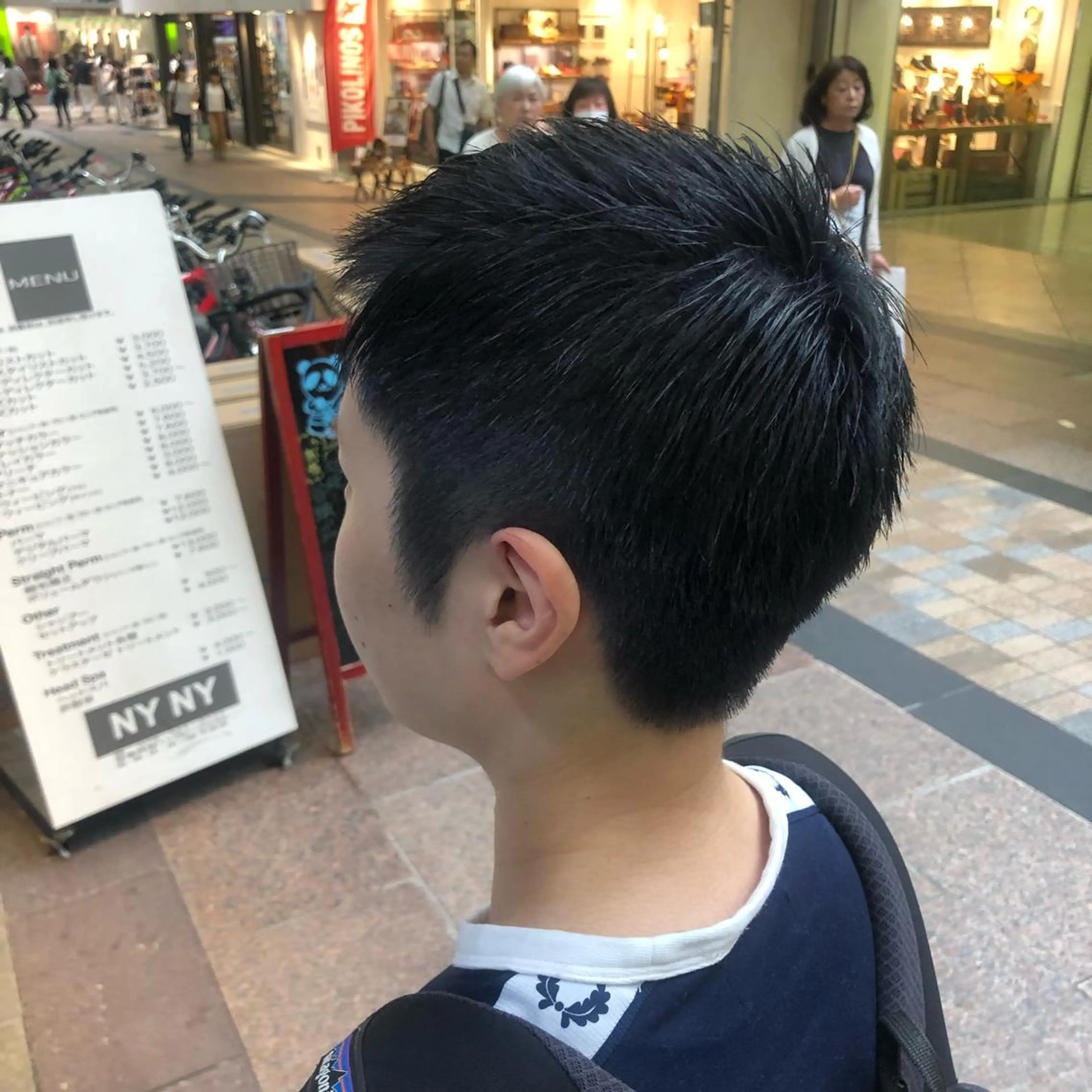 ショート カラー ウルフカット／吉村 桃子のヘアスタイル