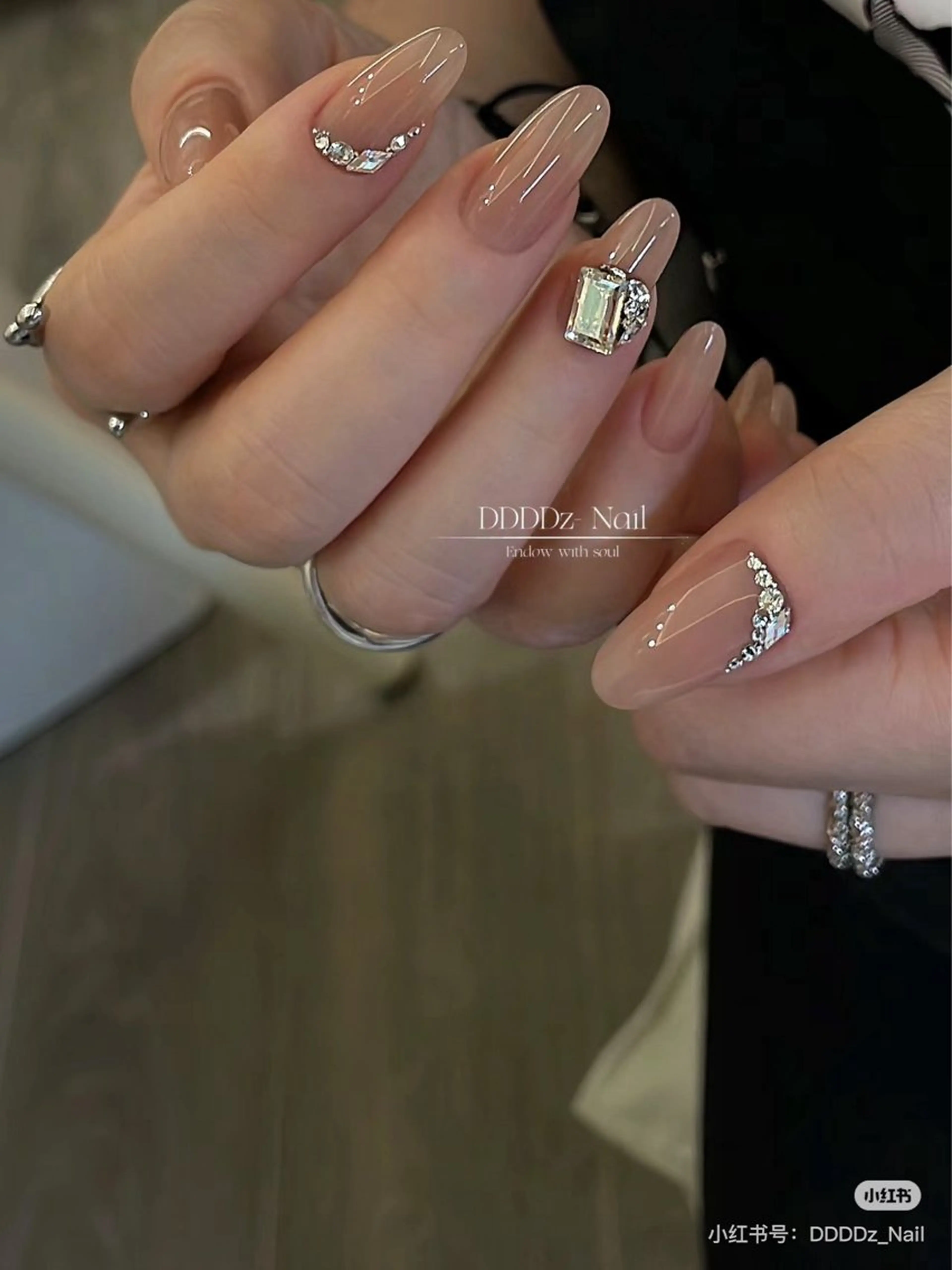 ネイル ストーンネイル 美人計ネイルサロン所属・中山 美月のネイルデザイン