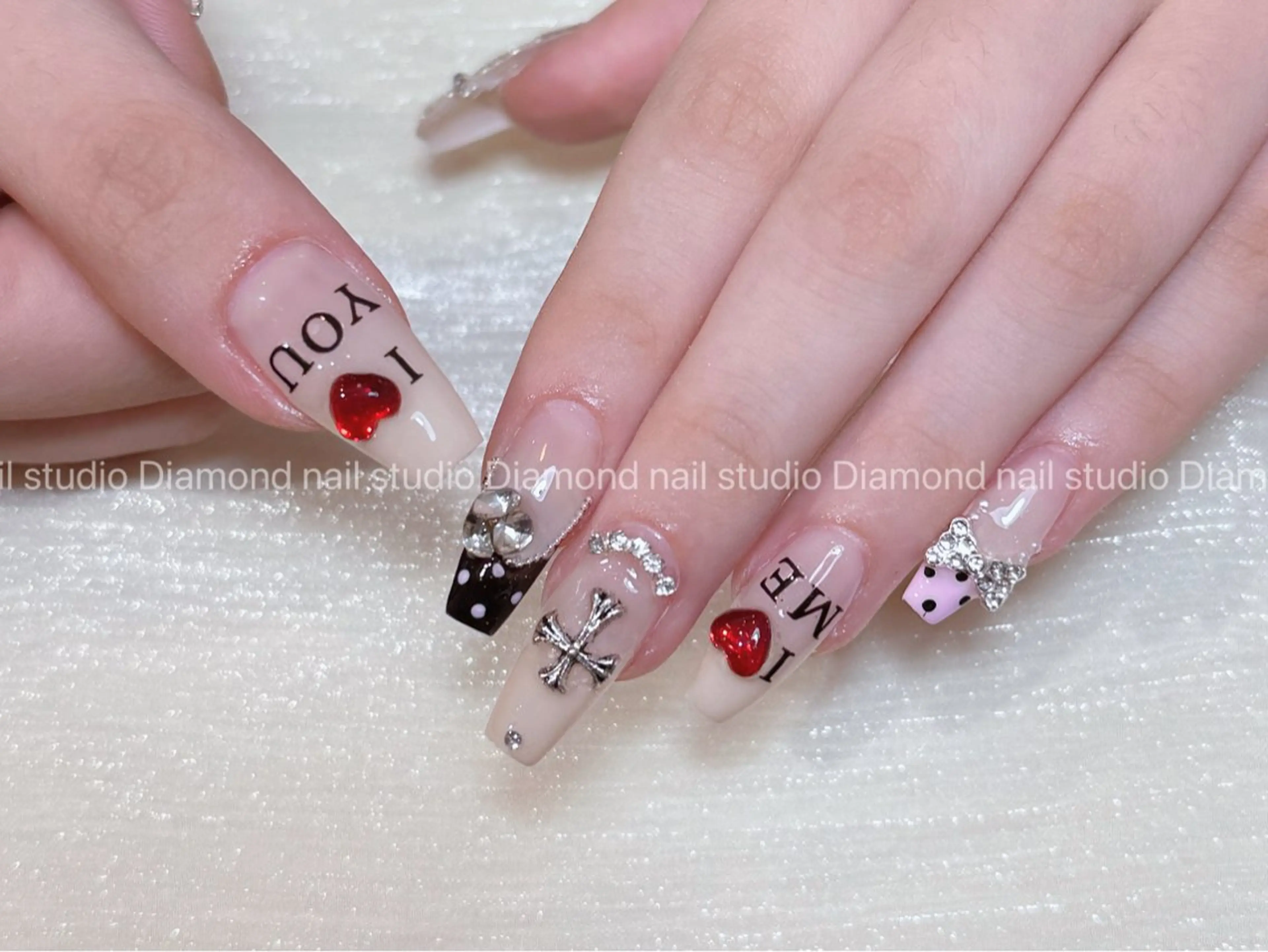 ネイル アートネイル オーロラネイル フラッシュネイル ガーリー キラキラネイル ハンドネイル Una NAILMANAMIのネイルデザイン