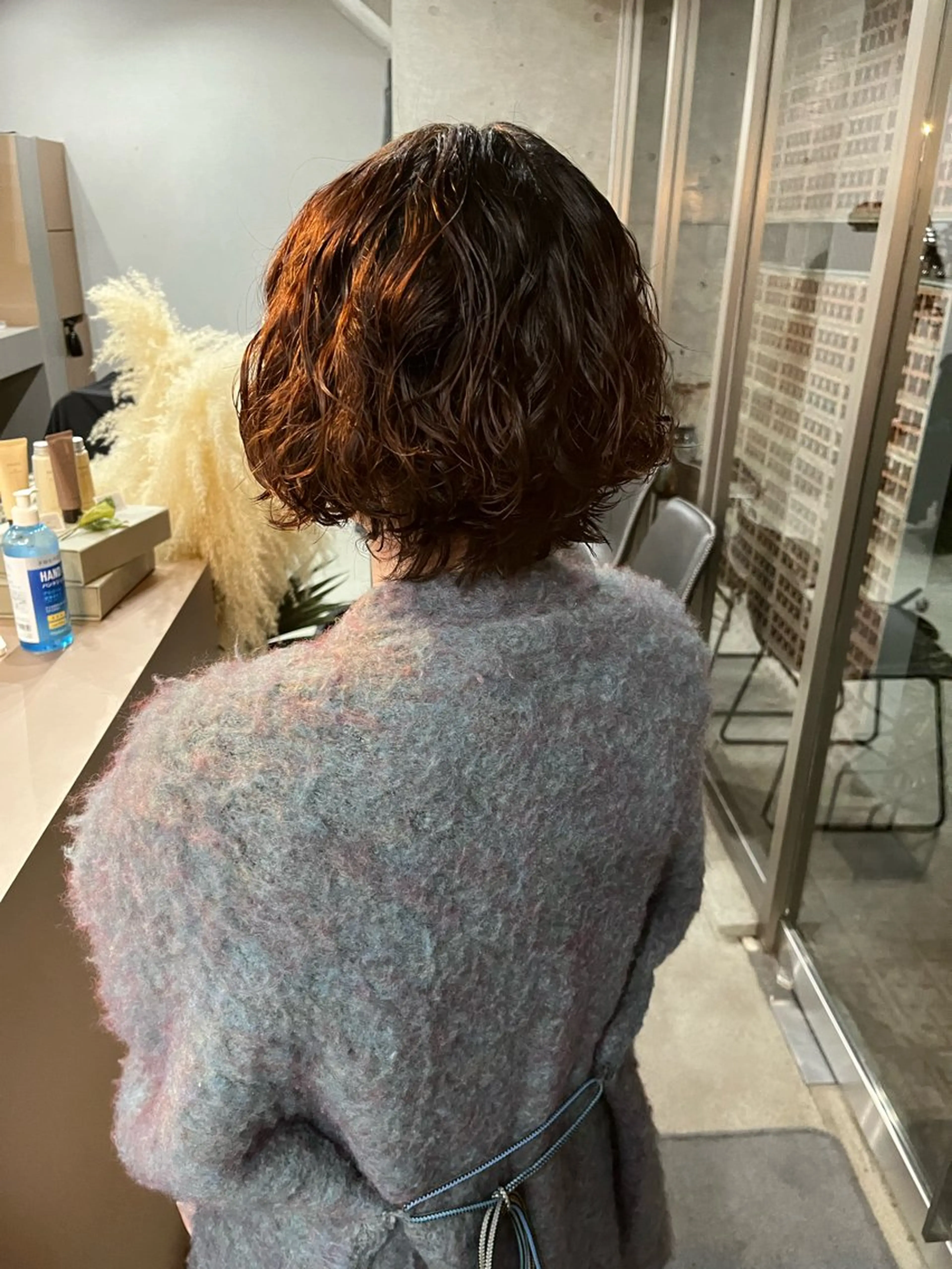 ショート パーマ 曲がる縮毛矯正 センターパートのヘアスタイル