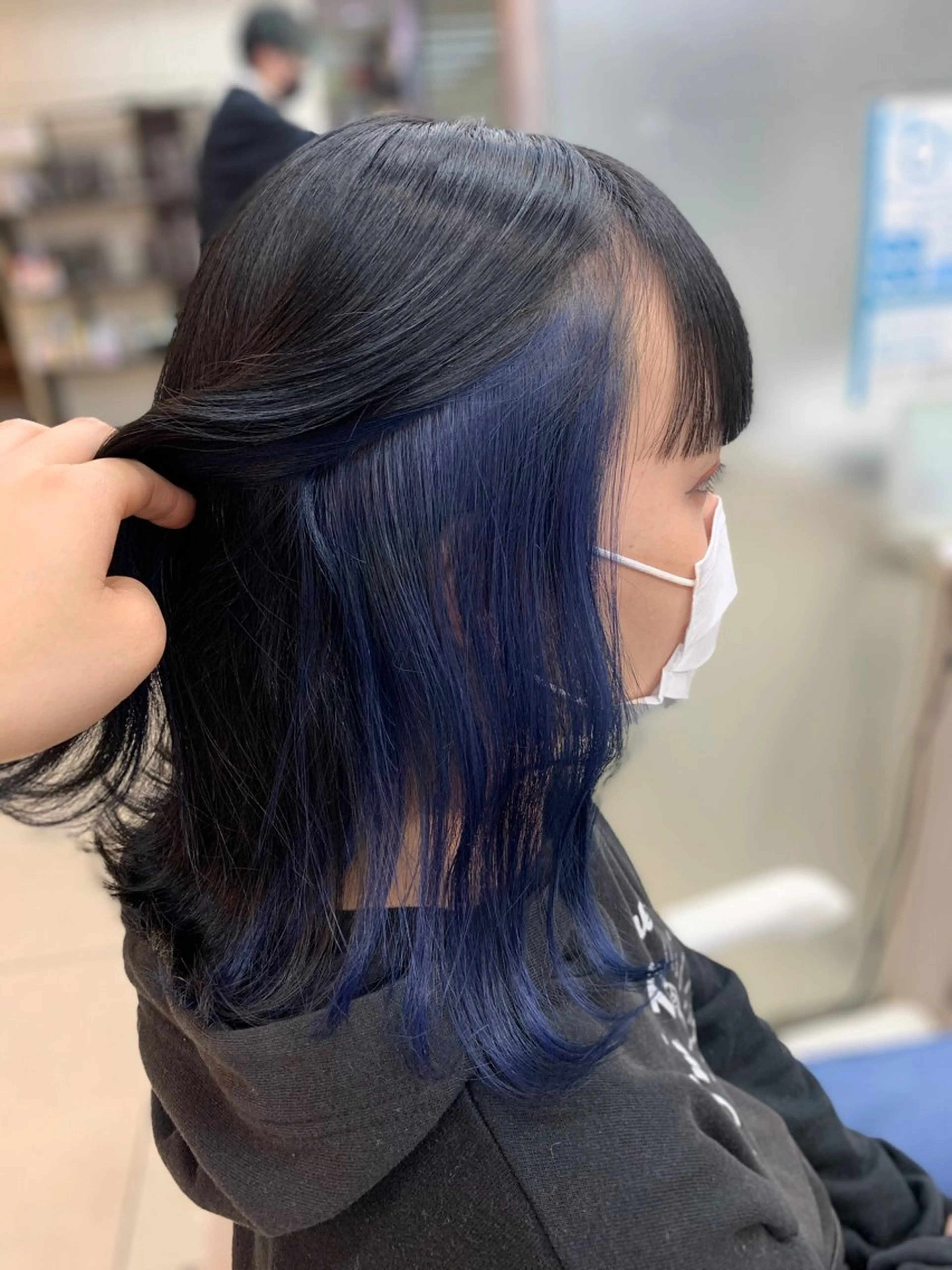 ミディアム カラー ブリーチ インナーカラー ネイビーカラー パープルカラー シルバー ヘアカラー ✂︎✂︎レディースの メンズカット屋さんのヘアスタイル
