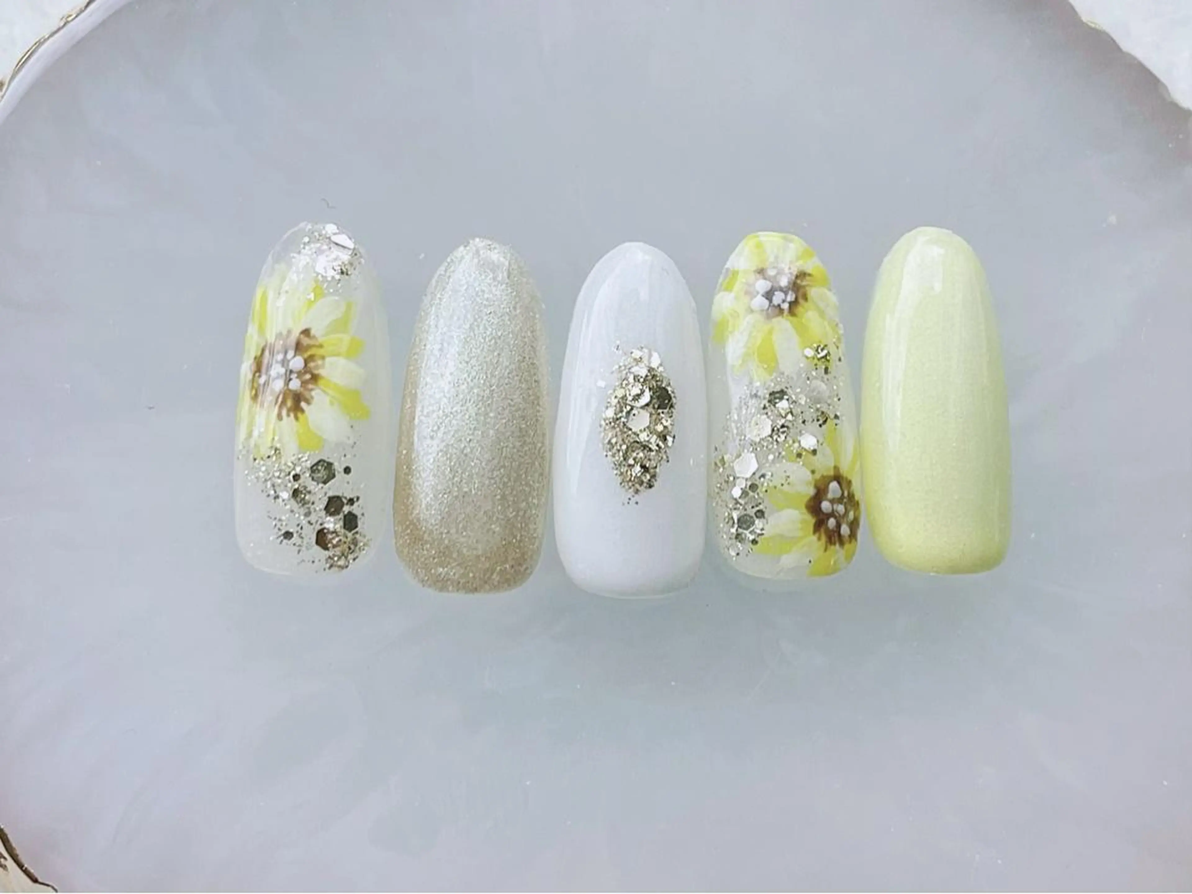 ネイル ジェルネイル キラキラネイル パラジェル 夏ネイル ハンドネイル Satomi  のネイルデザイン