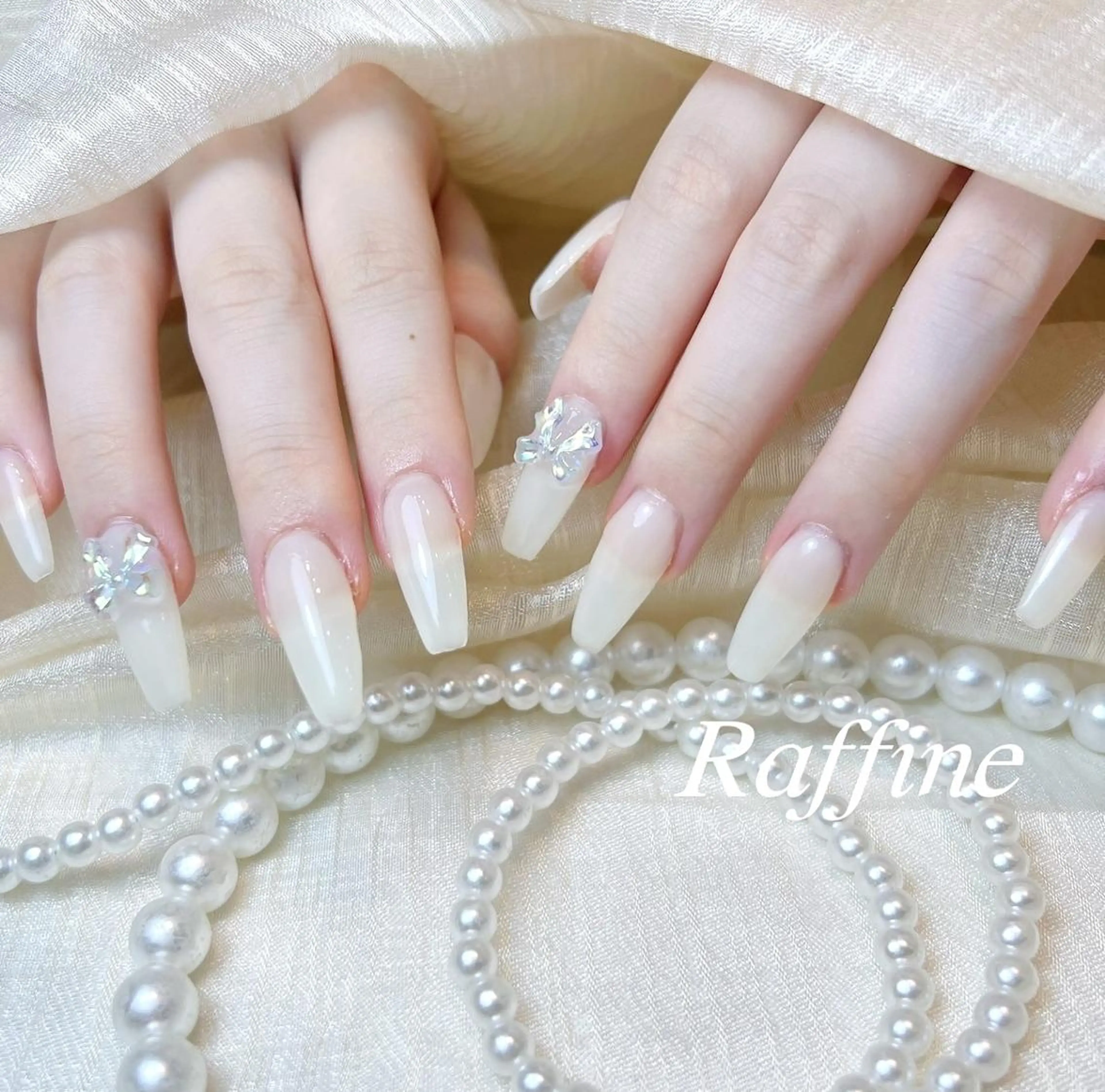 ネイル ハンドネイル RAFFINE 月🦋🩵のネイルデザイン