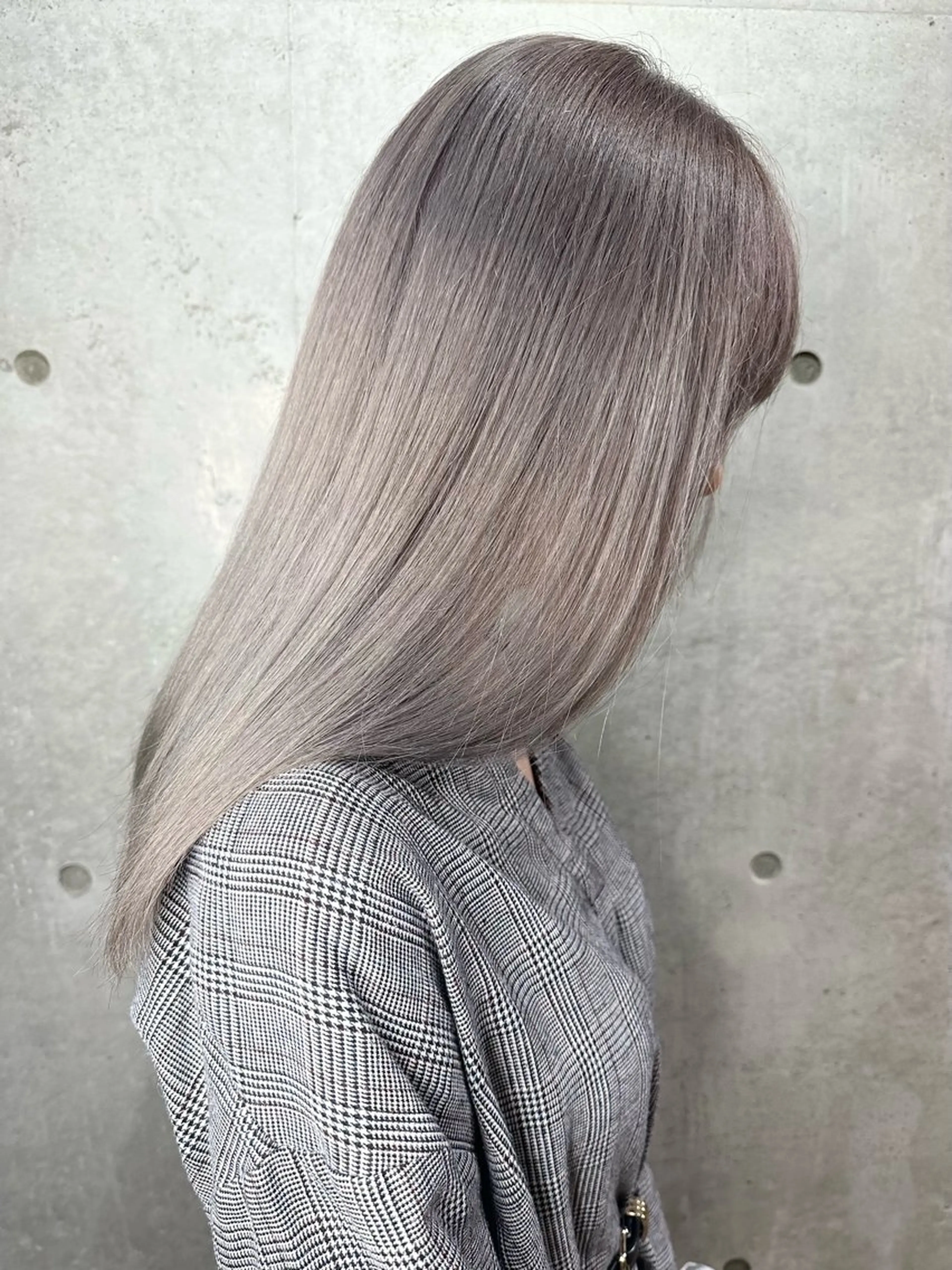 カラー ブリーチ ハイトーンカラー シルバー ヘアカラー 名古屋のピンク好き かずくん🦩のヘアスタイル