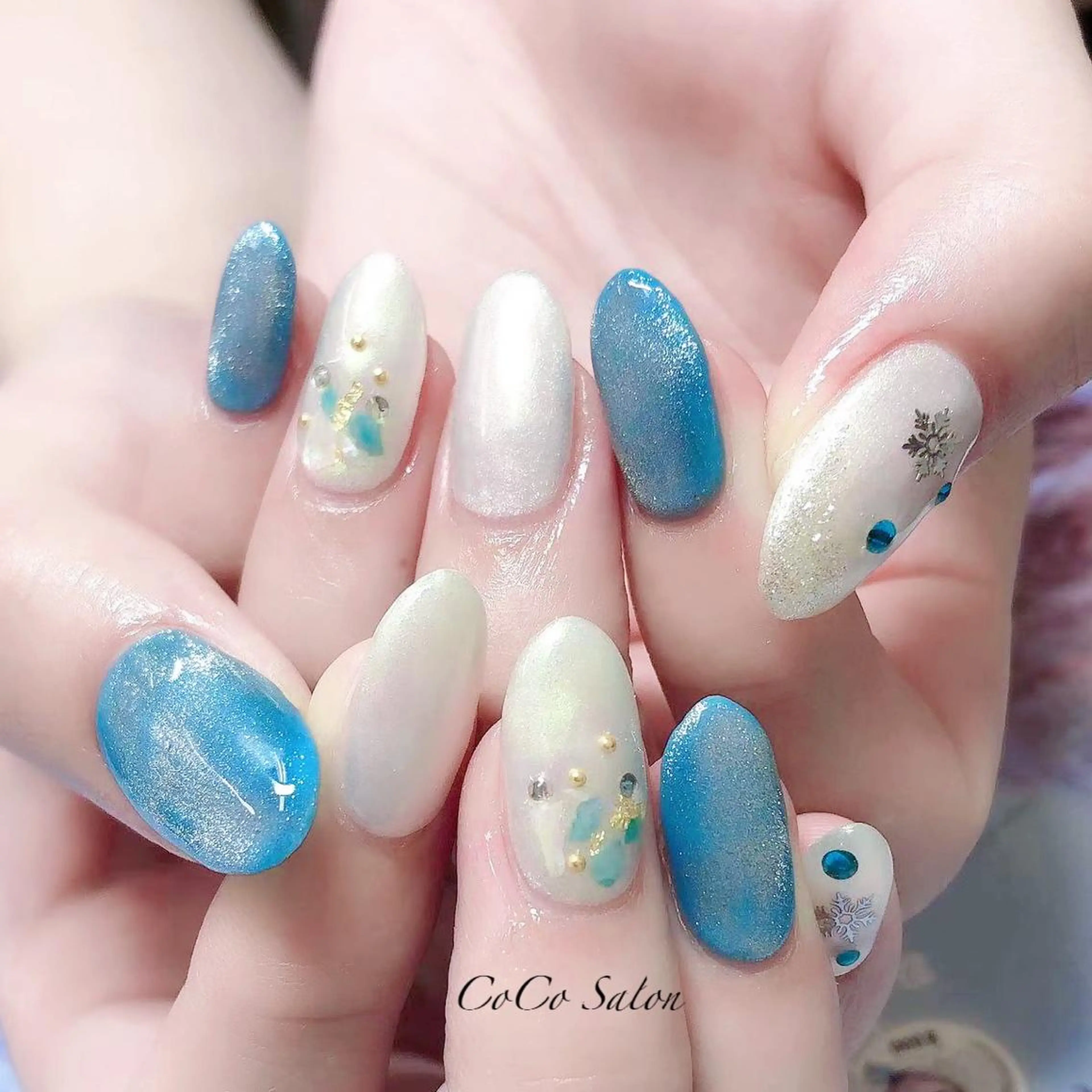 ネイル オーロラネイル ブルー 長さ出し ジェルネイル ホログラムネイル ハンドネイル CoCoSalon ネイル/まつ毛予約のネイルデザイン