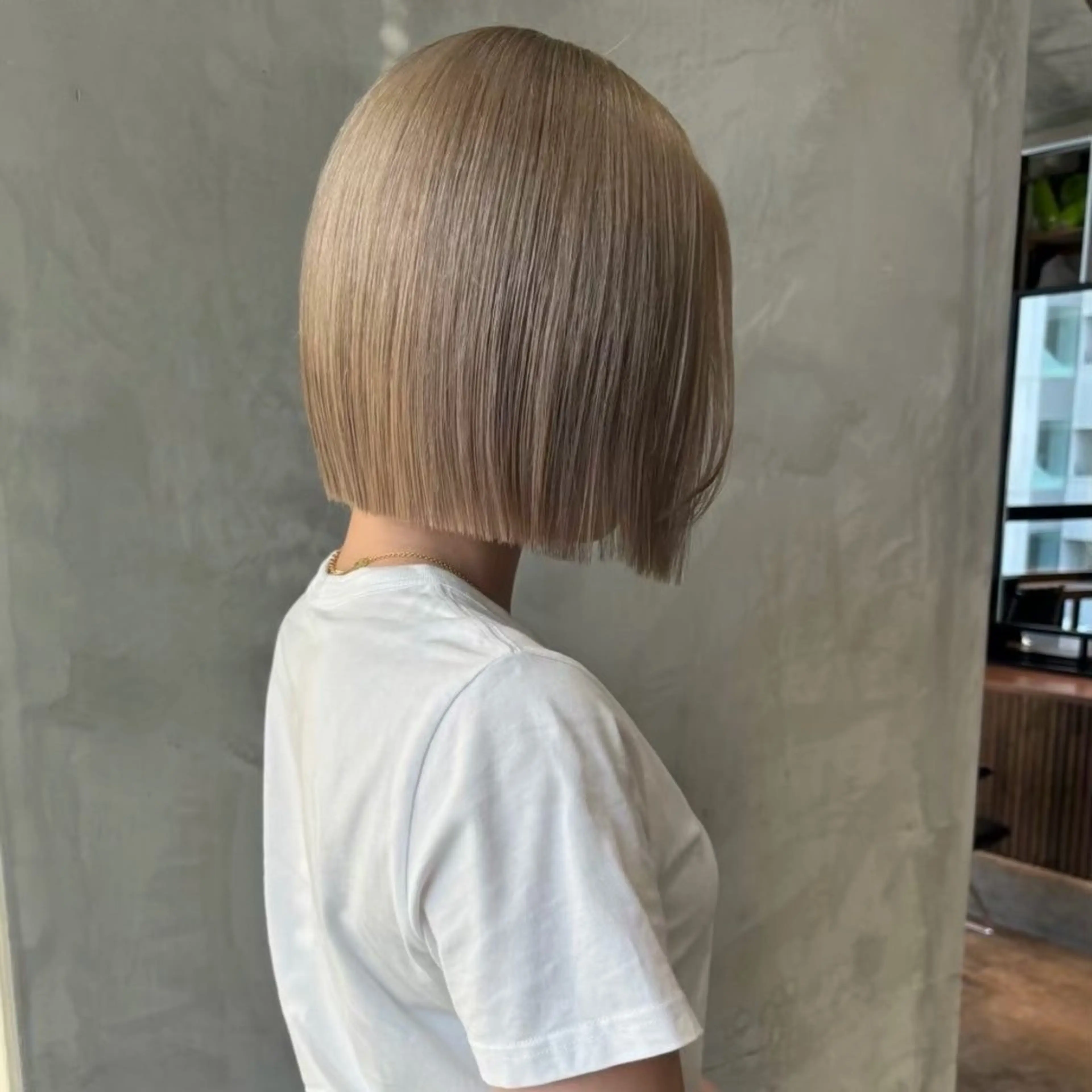 ミディアム カラー ベージュカラー ブリーチ ブロンド ケアブリーチ 透明感カラー カット ヘアカラー トリートメント 新宿/ハイトーン /ボブ/しょうごのヘアスタイル