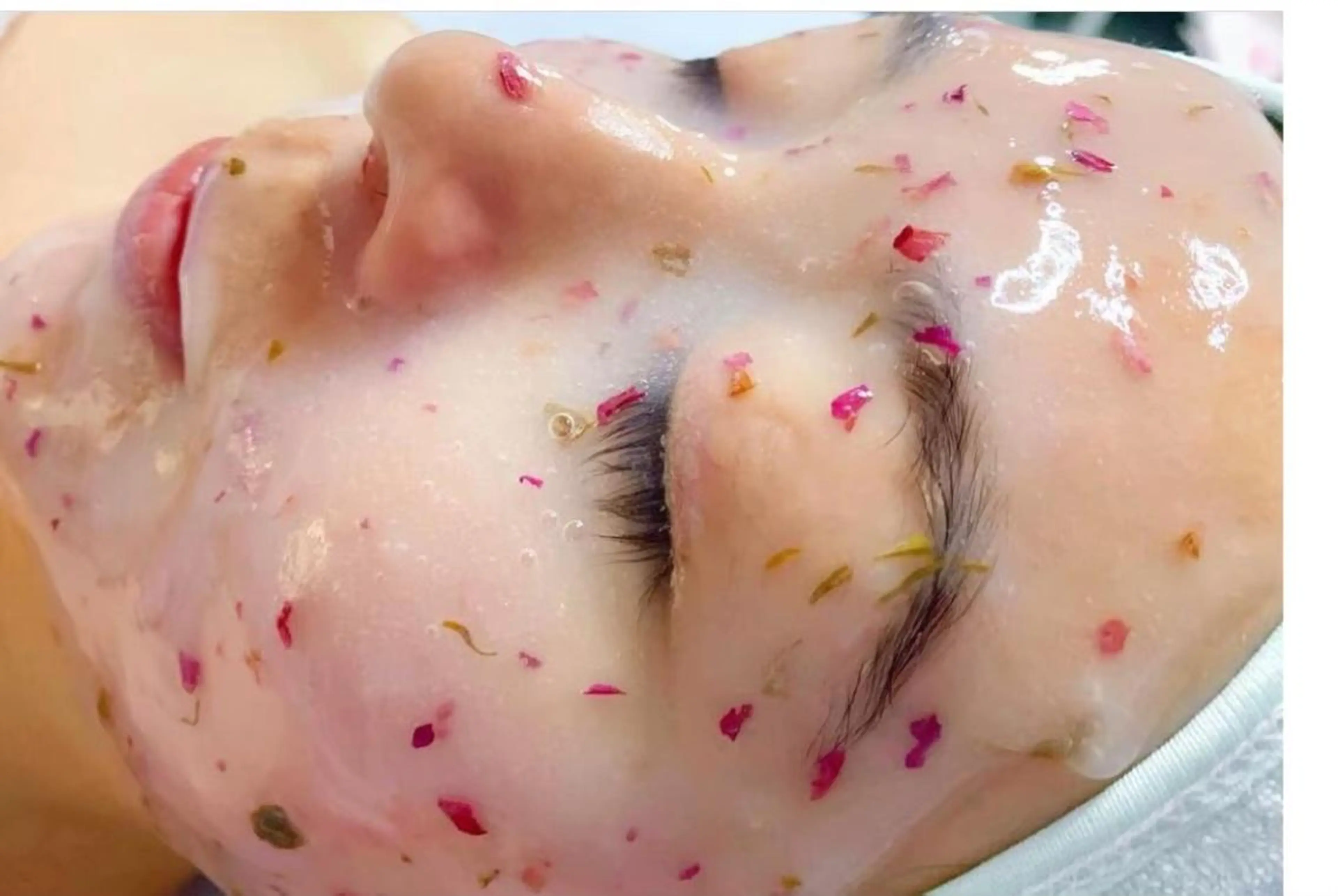 ロング ネイル マツエク・マツパ アイブロウ 眉毛ワックス脱毛 赤色 ワックス脱毛専門店 ICE  池袋の眉毛・アイブロウイメージ