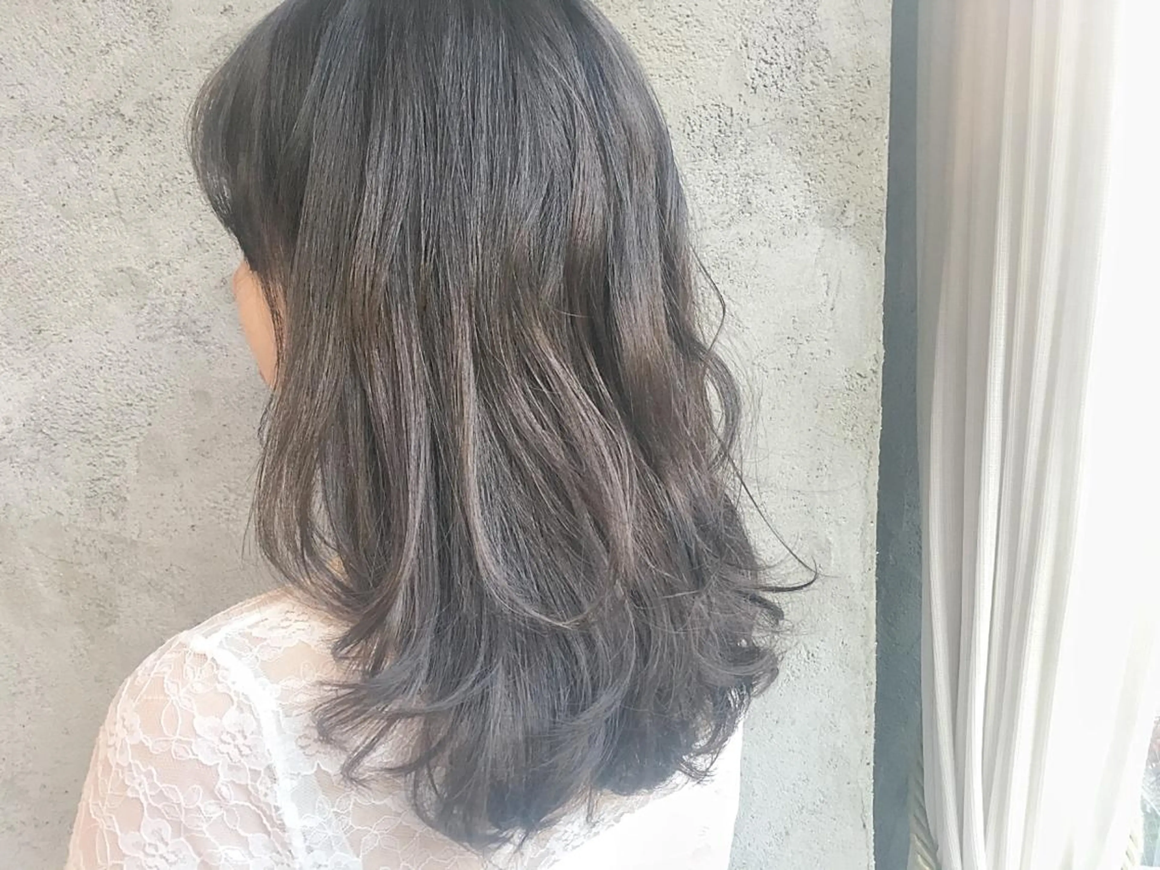 ミディアム カラー ミディアムレイヤー ベージュカラー レイヤーカット EMANON天神所属・Hitomi Ezakiのヘアスタイル