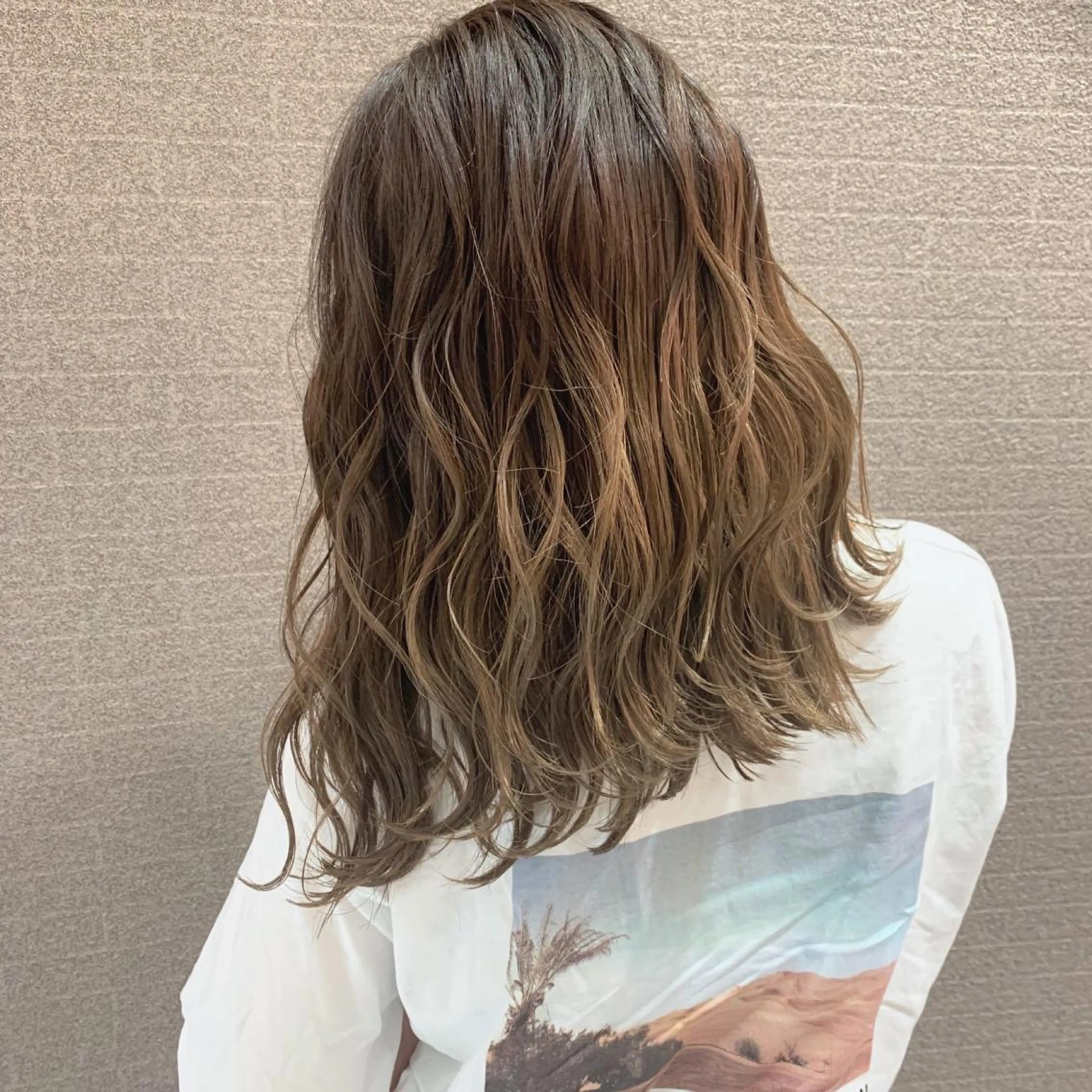 セミロング カラー ベージュカラー グラデーションカラー ミルクティーベージュ 外ハネヘア 清水 亮太／赤み消しカラーのヘアスタイル