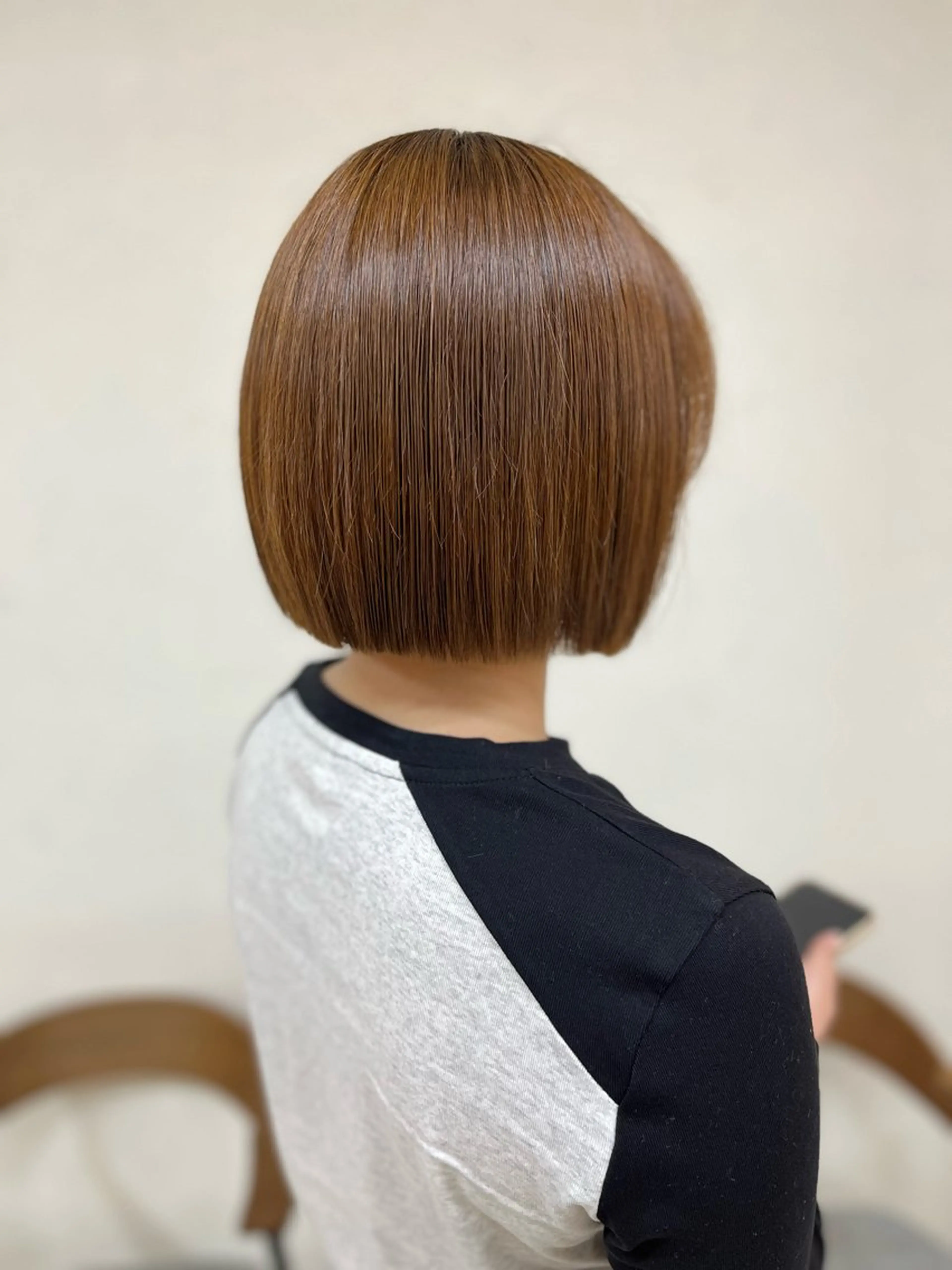 ブリーチなしカラーで魅せる髪色★【ぱつっとボブカット+カラー】￥10,990の写真