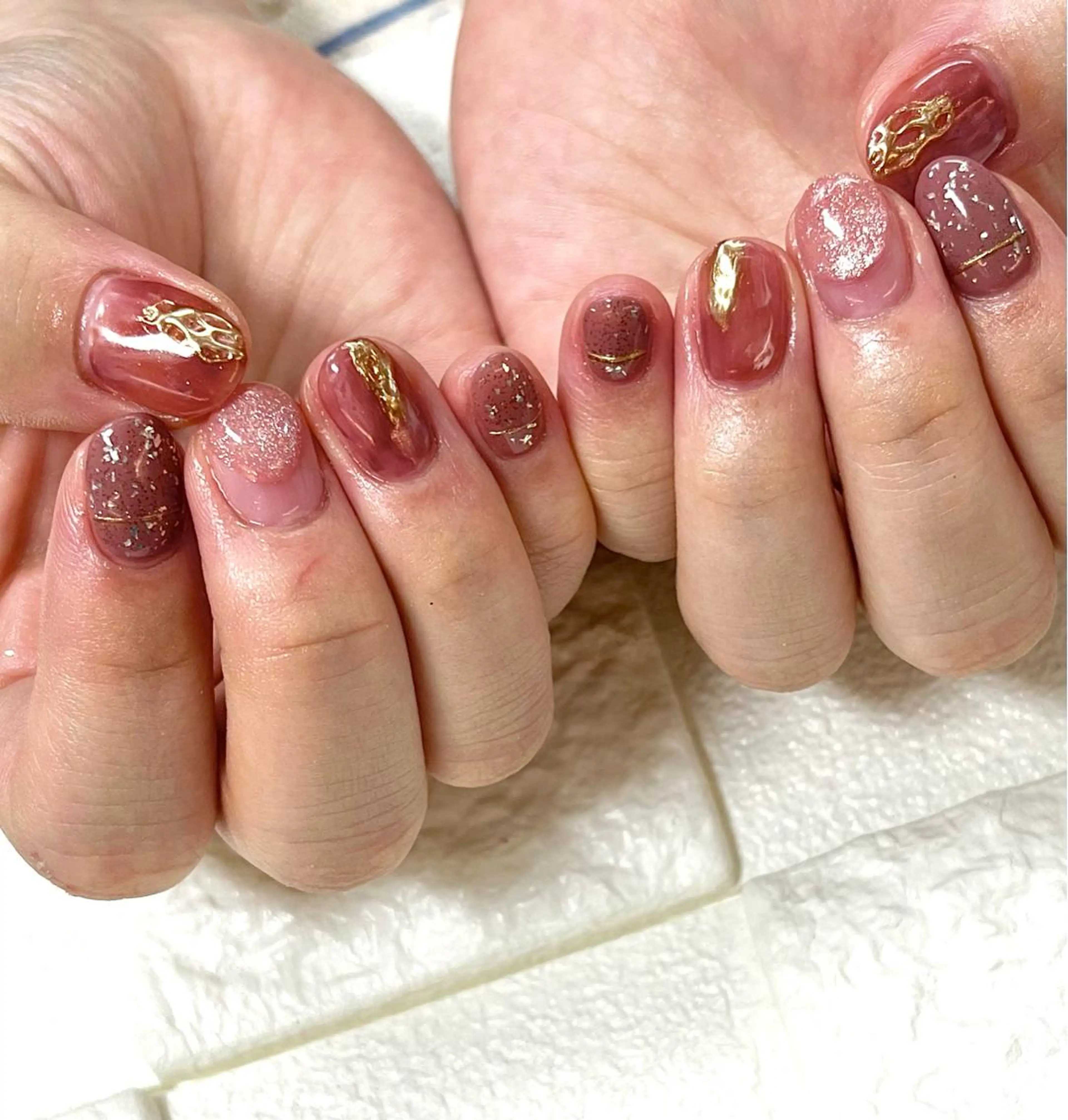 ネイル キラキラネイル ミラーネイル ニュアンスネイル 赤色 冬ネイル para ☀︎ sol by BECK所属・Para Sol nail　Maoのネイルデザイン