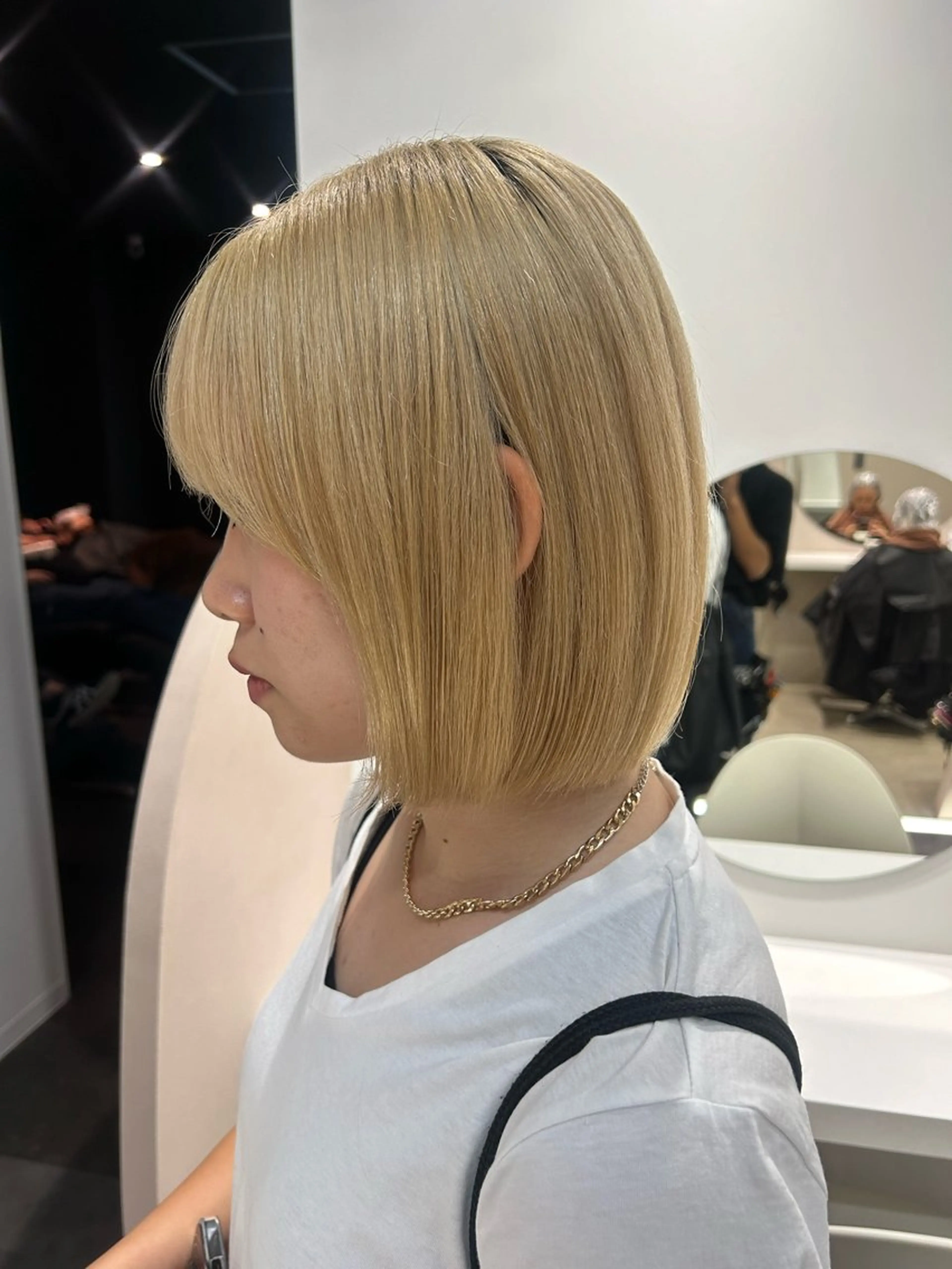 10​〜​20代限定✨ダブルカラー✨ケアブリーチ➕カット✨ブリーチで透明感カラー✨全体髪質改善カラーでできるだけ低ダメージ✨の写真