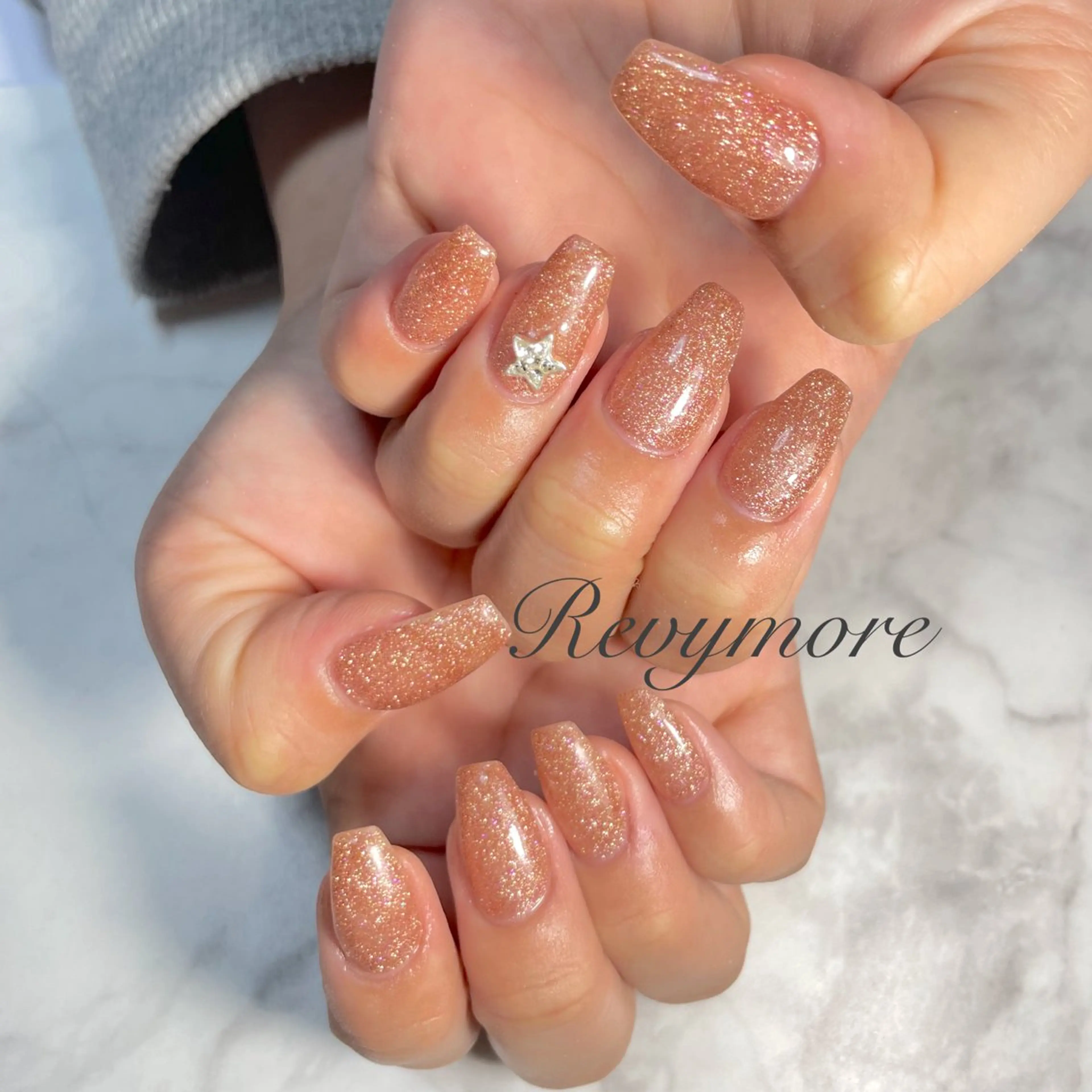 ネイル ブラウン ジェルネイル ラメ(グリッター) ニュアンスネイル オフィスネイル nail salon Revymore所属・nail salon Revymoreのネイルデザイン