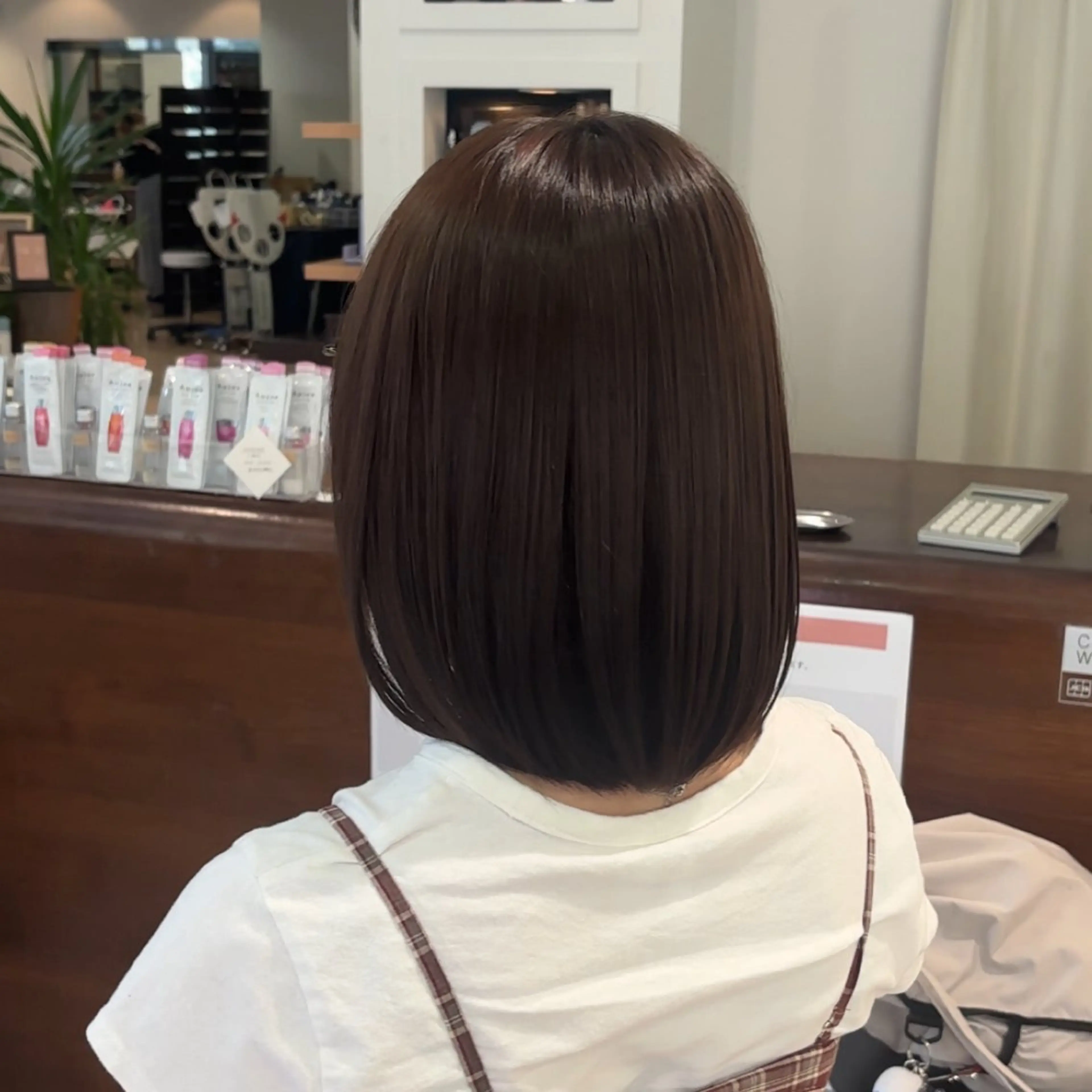 ミディアム カラー ベージュカラー ヘーゼル カット ヘアカラー トリートメント aura所属・CONAN｜レイヤー ボブ／ハイトーンのヘアスタイル