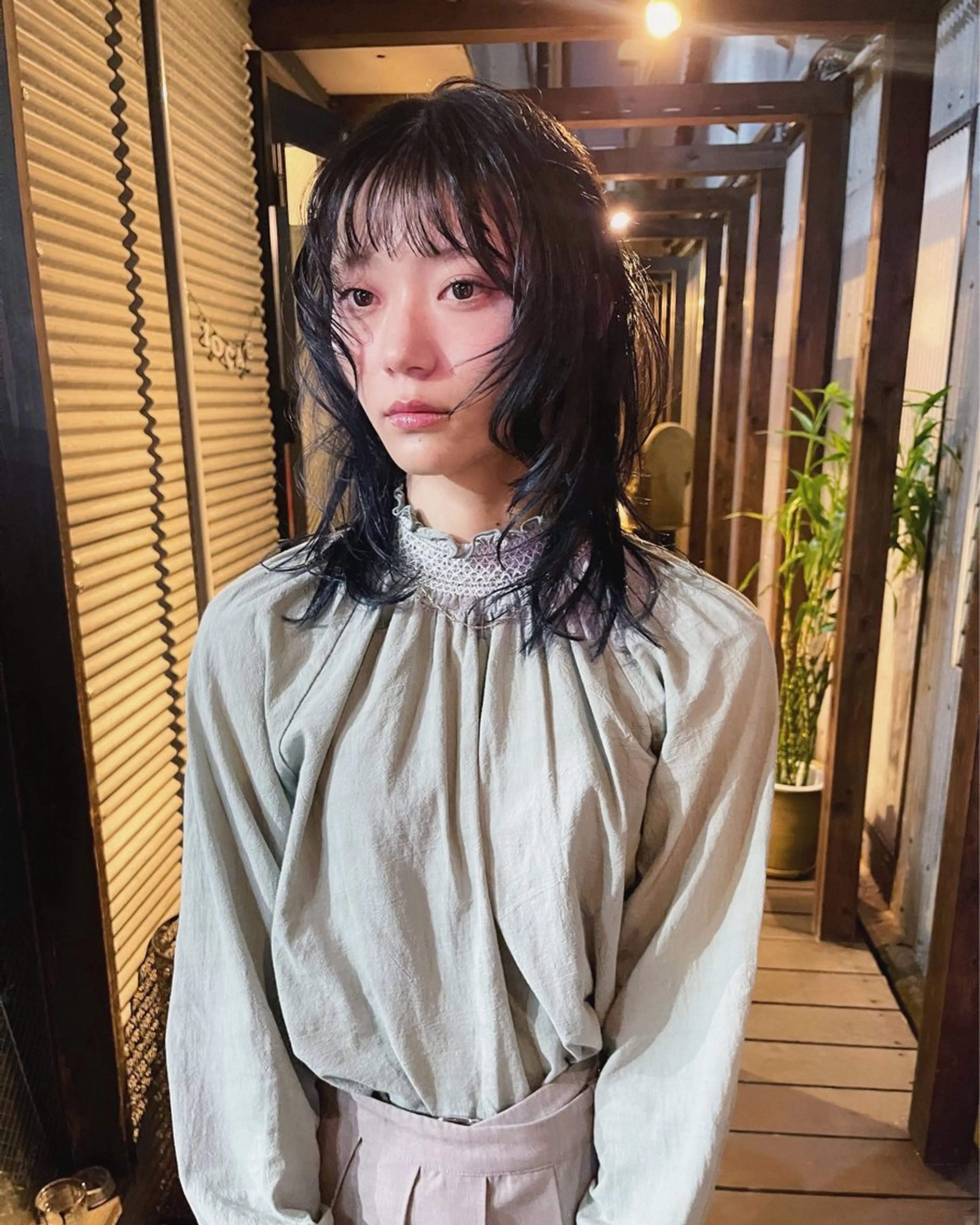 ミディアム カラー 黒髪 ブルーカラー ブルーブラック レイヤーカット ウルフカット AiM 大名　似合わせカットのヘアスタイル