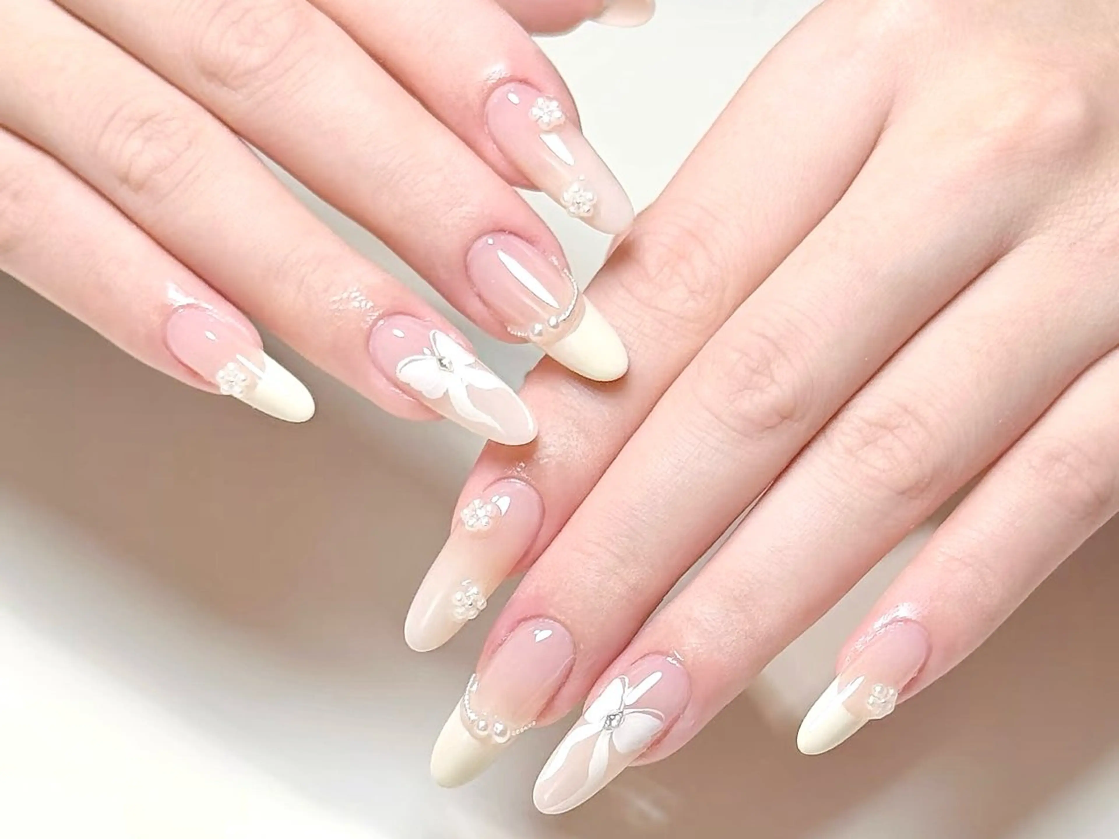 ネイル フラワーネイル フレンチネイル ガーリー リボン シンプルネイル ハンドネイル ハンドケア DarkHoney 池袋店のネイルデザイン