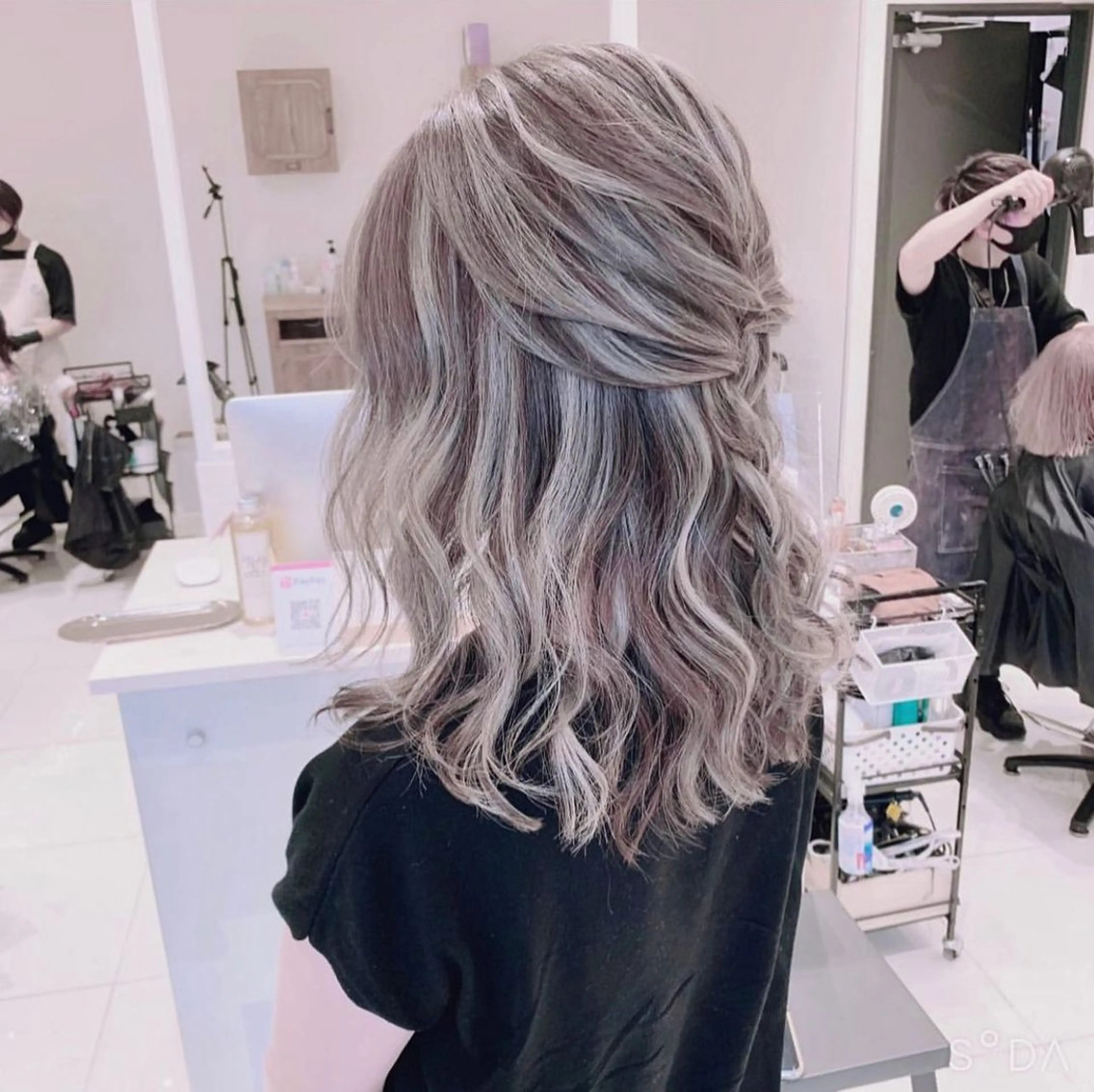 ロング カラー ブリーチ ケアブリーチ オフホワイトアンドなんば所属・福西 洋斗のヘアスタイル