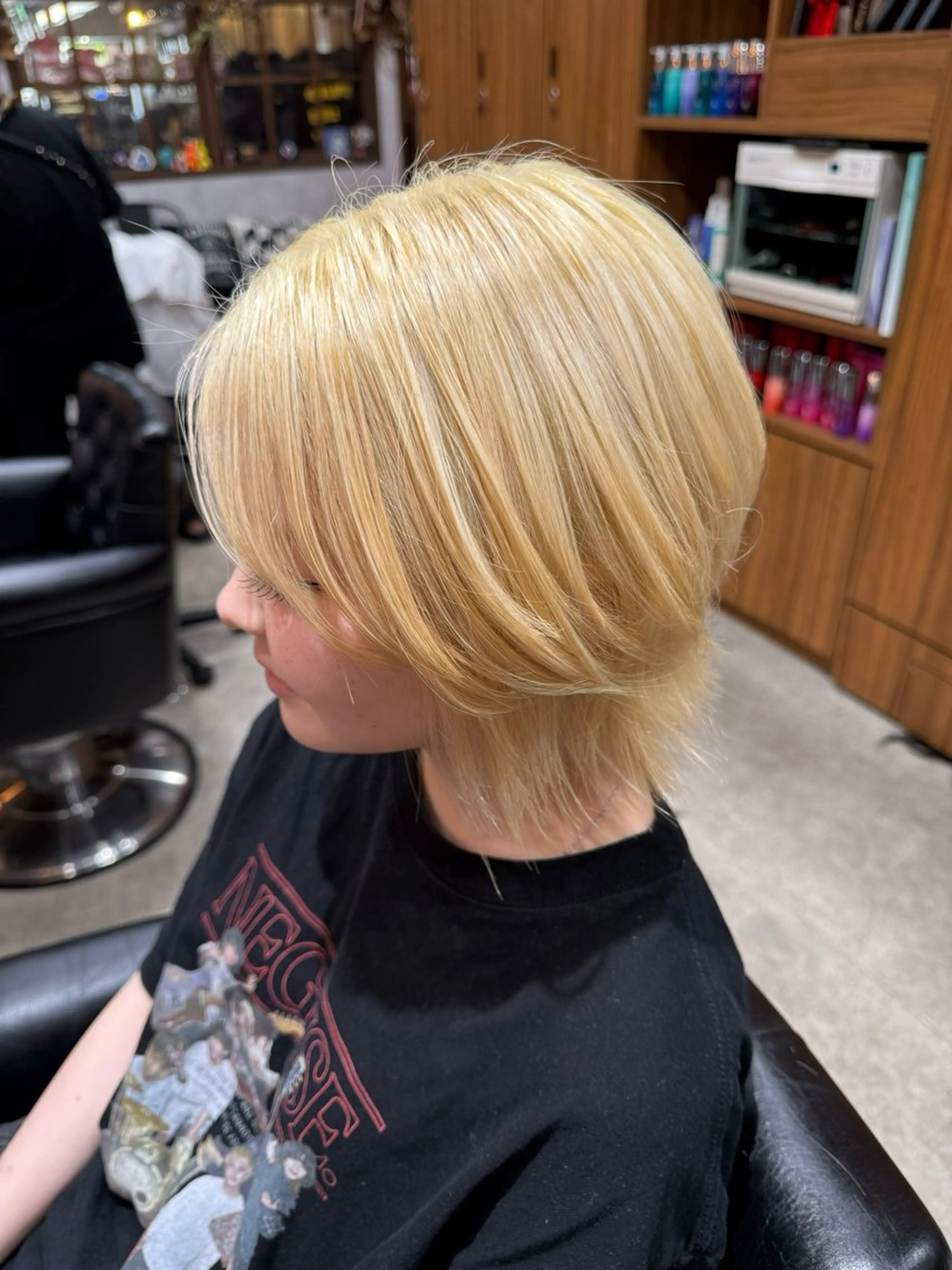 ショート カラー 抜きっぱなしブロンド ヘアカラー ヒナ子🦋 ブリーチカラーのヘアスタイル