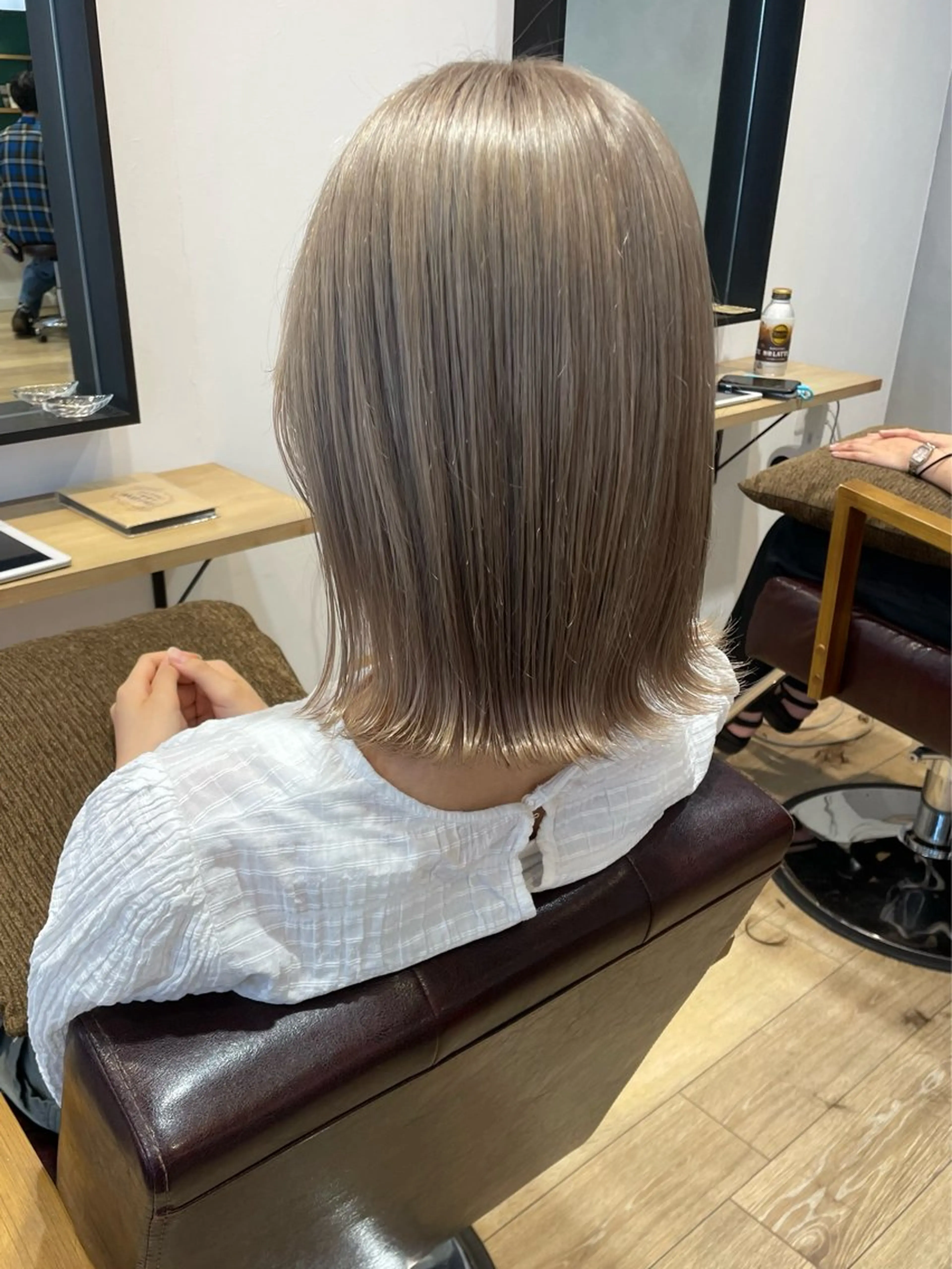 ミディアム カラー ベージュカラー ブリーチ ミルクティーベージュ レイヤー×初 パーマ|hinakoのヘアスタイル