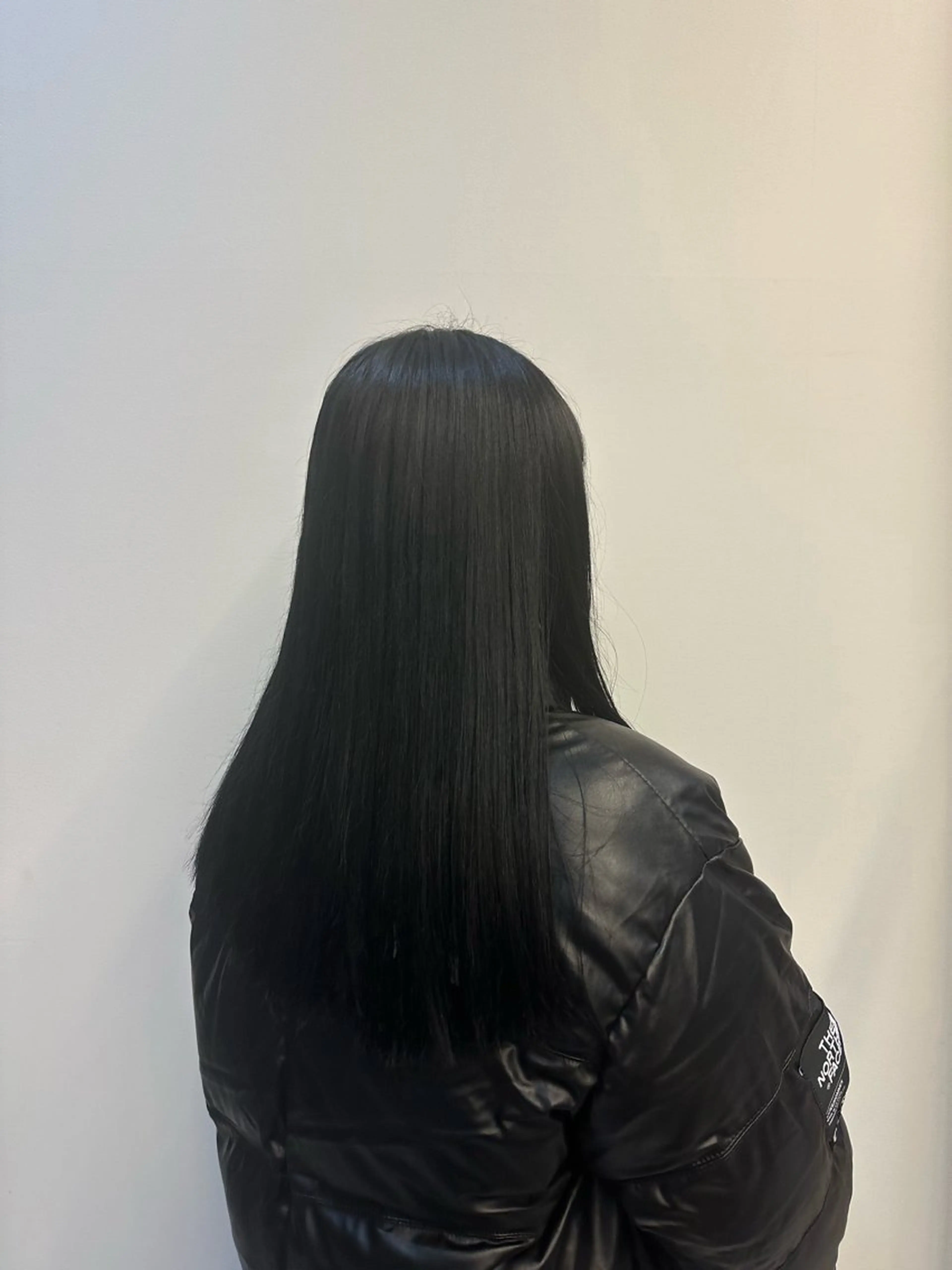 セミロング カラー 黒髪 ブルーカラー ブルーブラック waku所属・juna🌺/海外 ヘア/ハイトーンのヘアスタイル