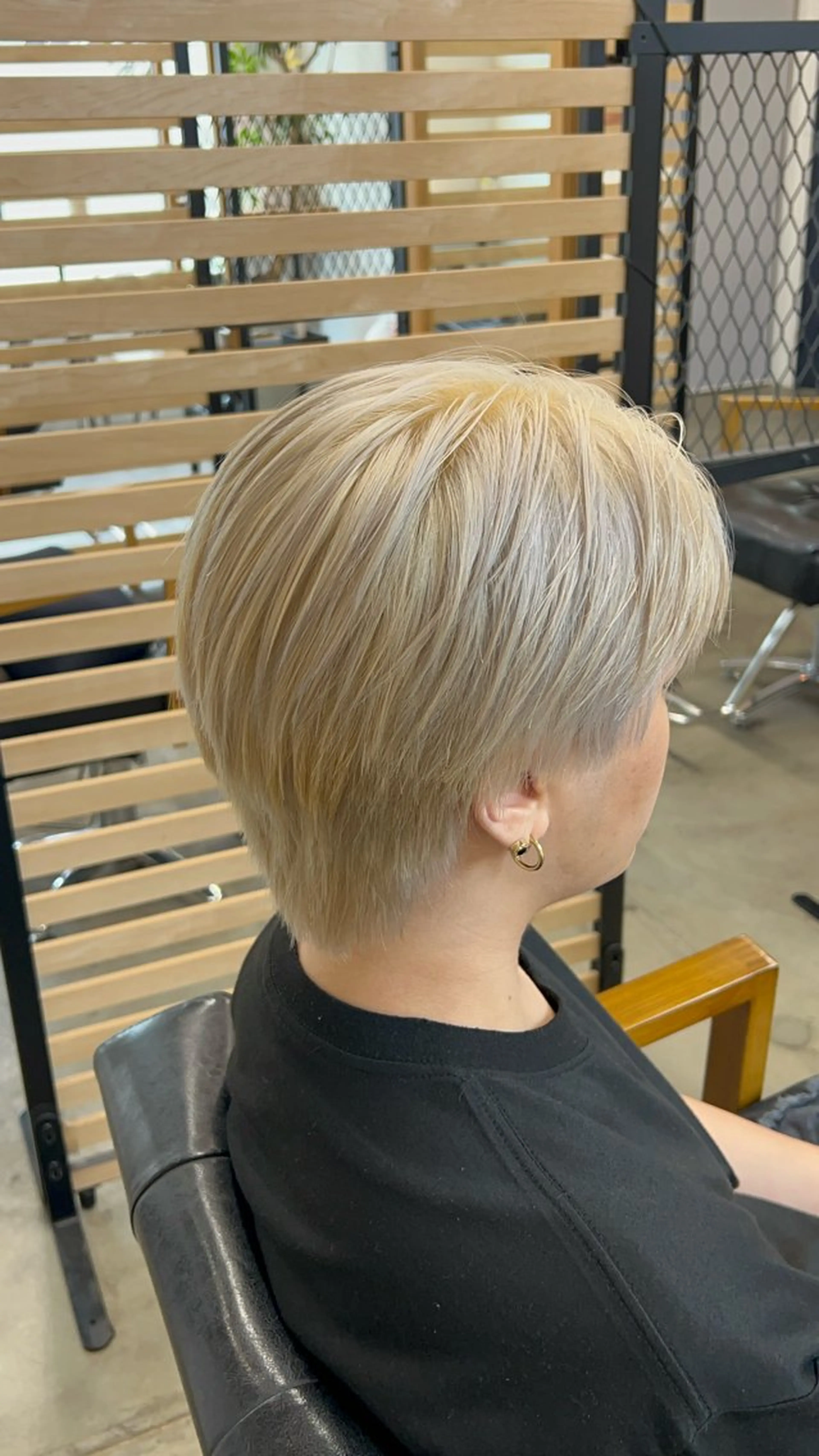 ショート カラー やりすぎないパーマ ニュアンスパーマのヘアスタイル