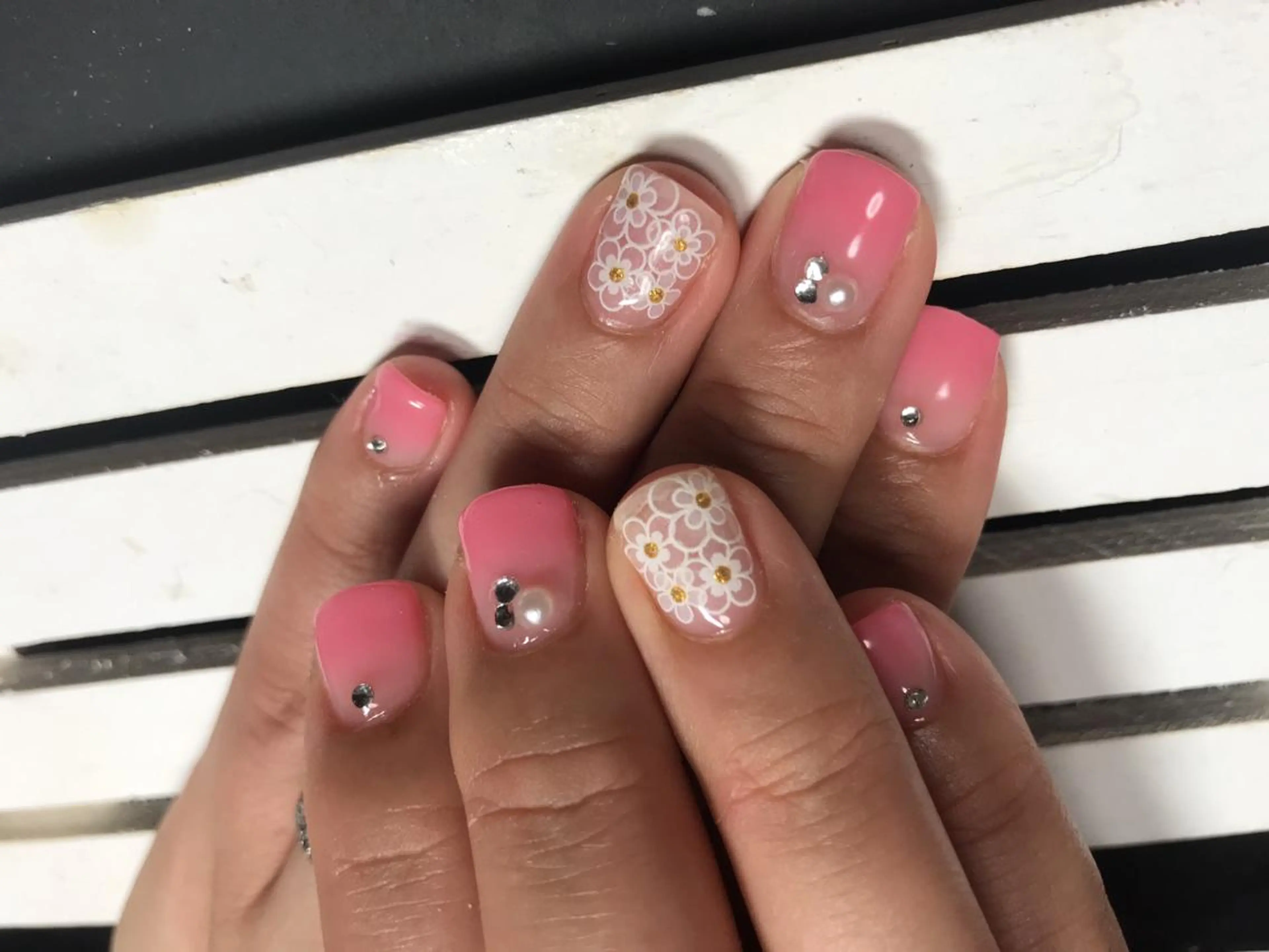 ネイル グラデーション ストーンネイル nico.nico.mark NAIL所属・小林 梓のエステ・リラクイメージ