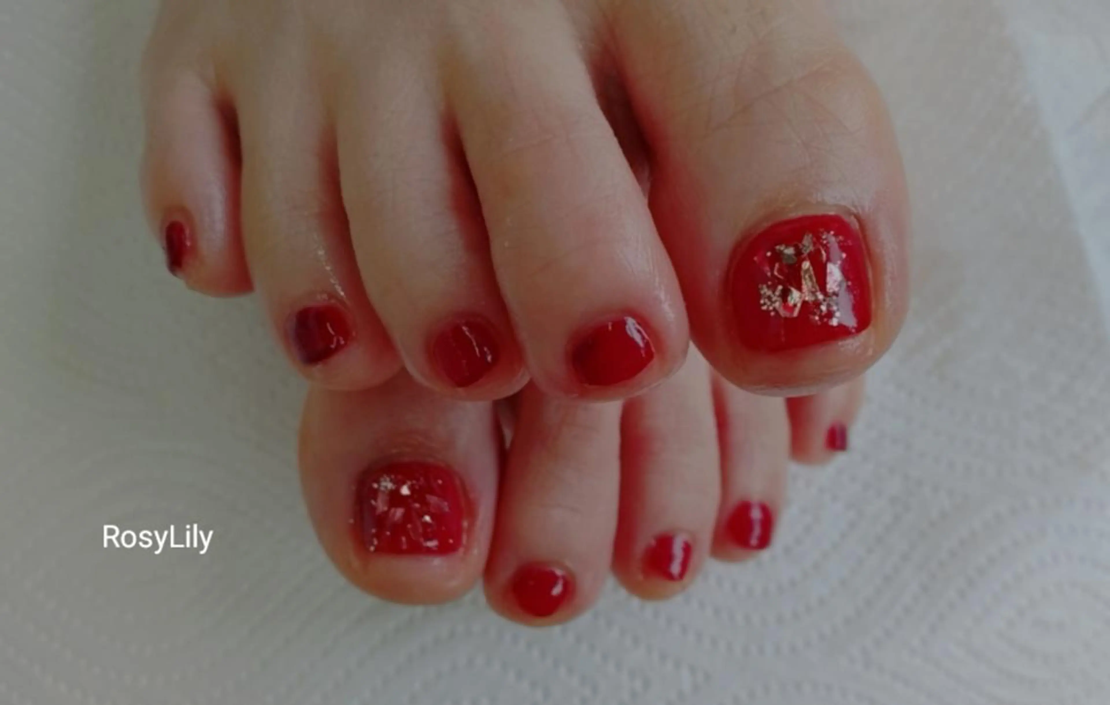 ネイル フットネイル ホログラムネイル 赤色 プライベートサロン RosyLily所属・プライベートサロン Rosy Lilyのネイルデザイン