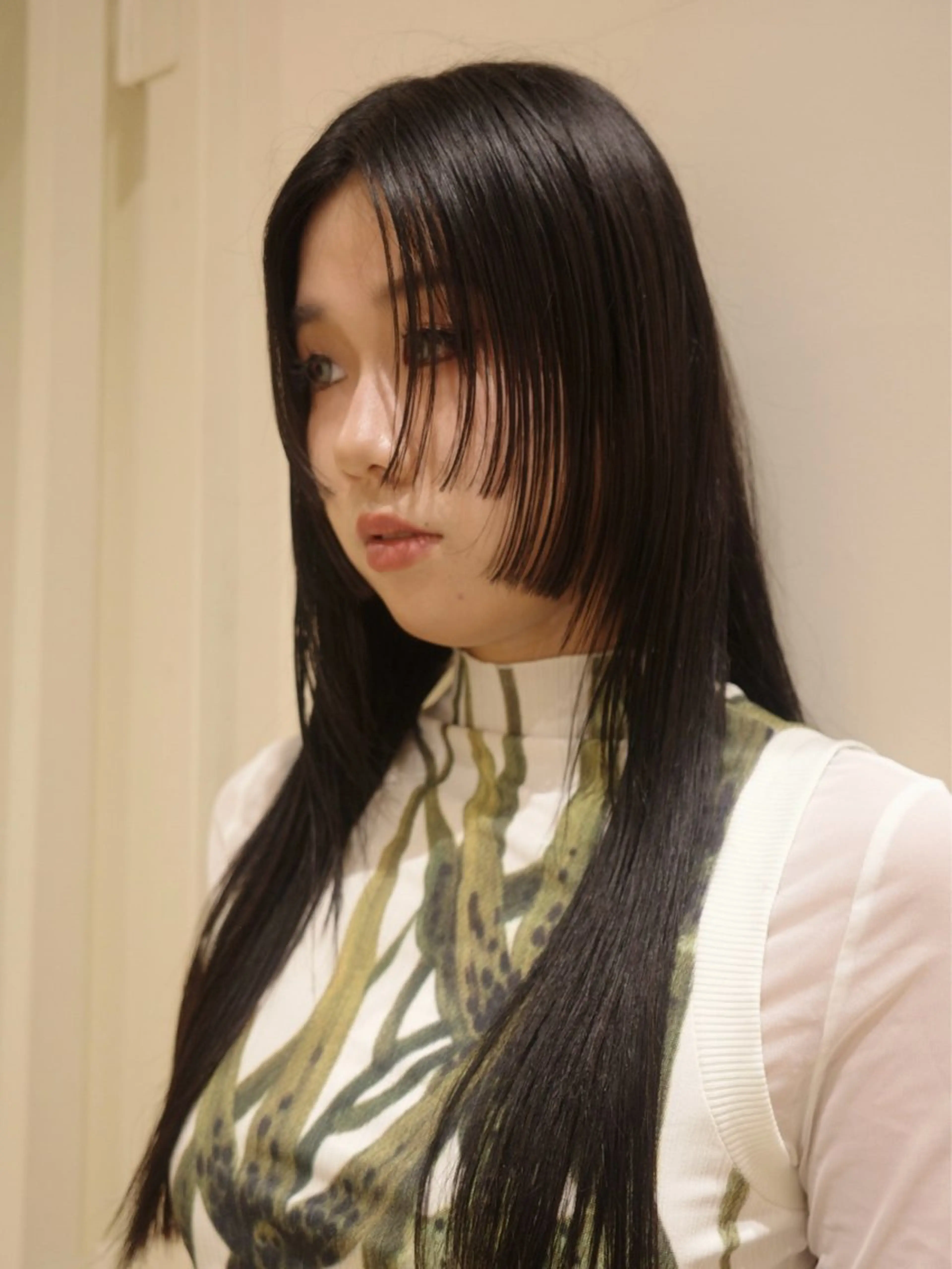 セミロング アカツ ミナのヘアスタイル