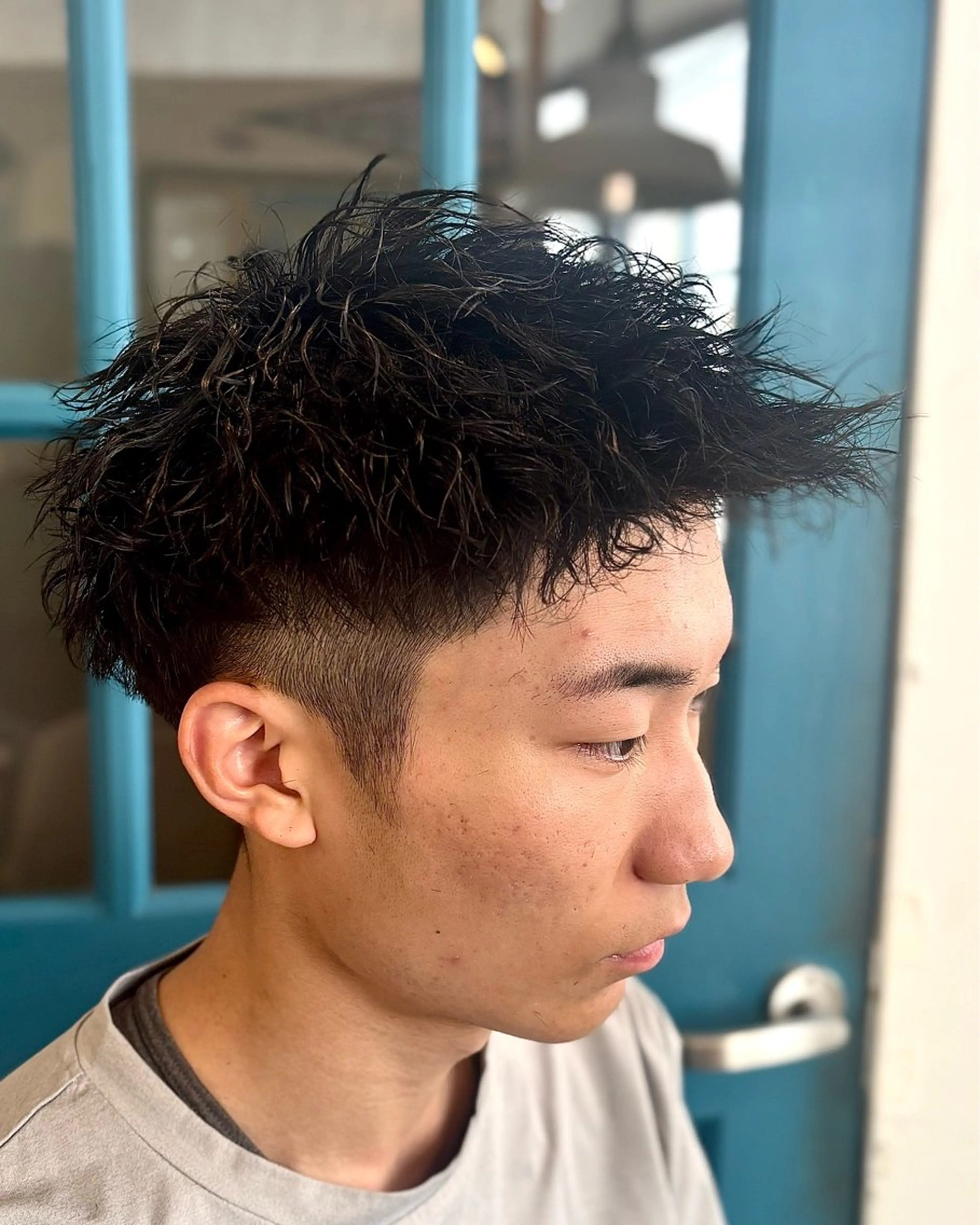 パーマ メンズ アップバング スパイキーショート カット パーマ トリートメント ショート、韓国メンズ ヘアのかつらぎのヘアスタイル