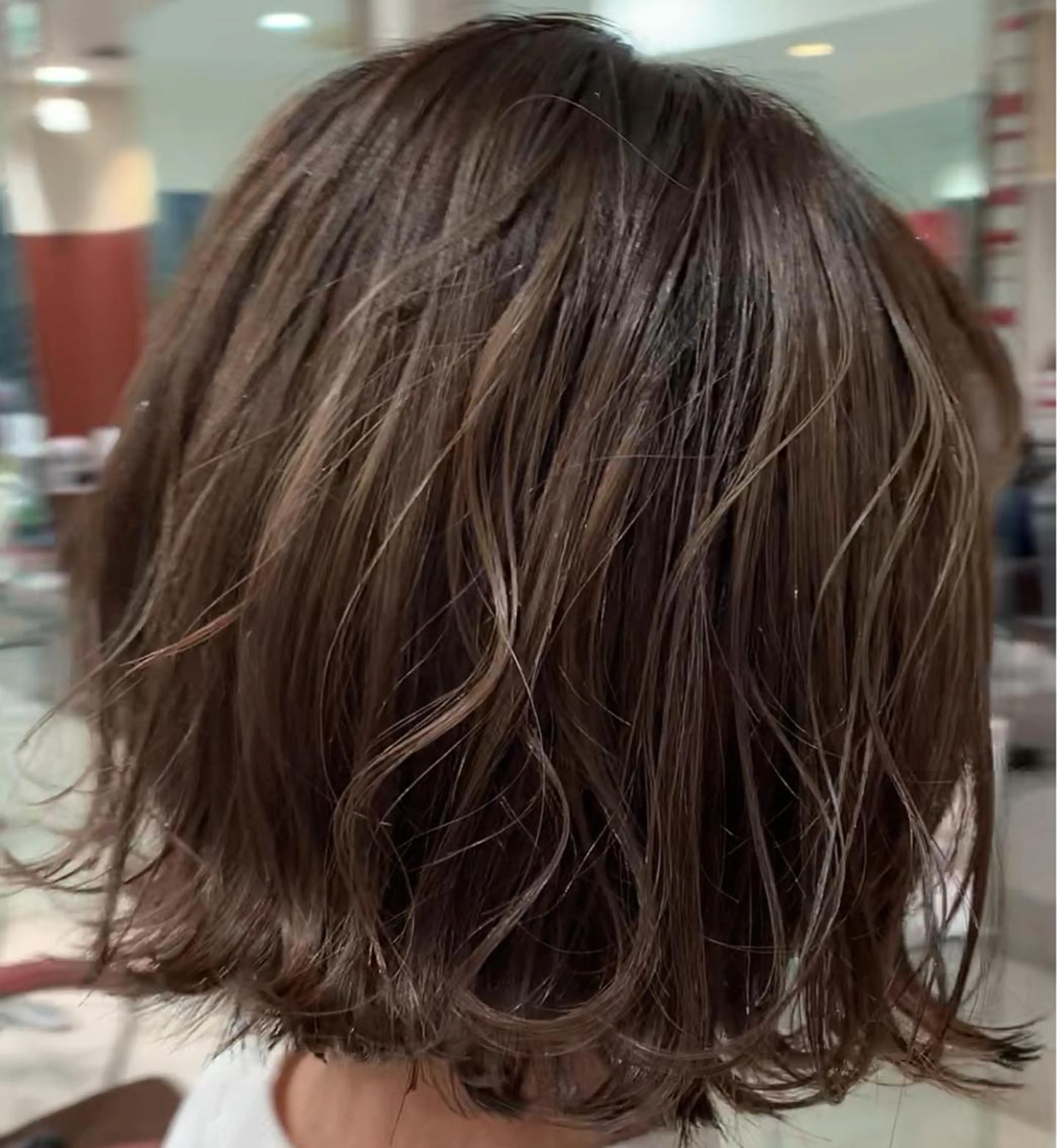 ショート ハイライト 外ハネヘア 高槻裕二 ショートボブ縮毛矯正のヘアスタイル