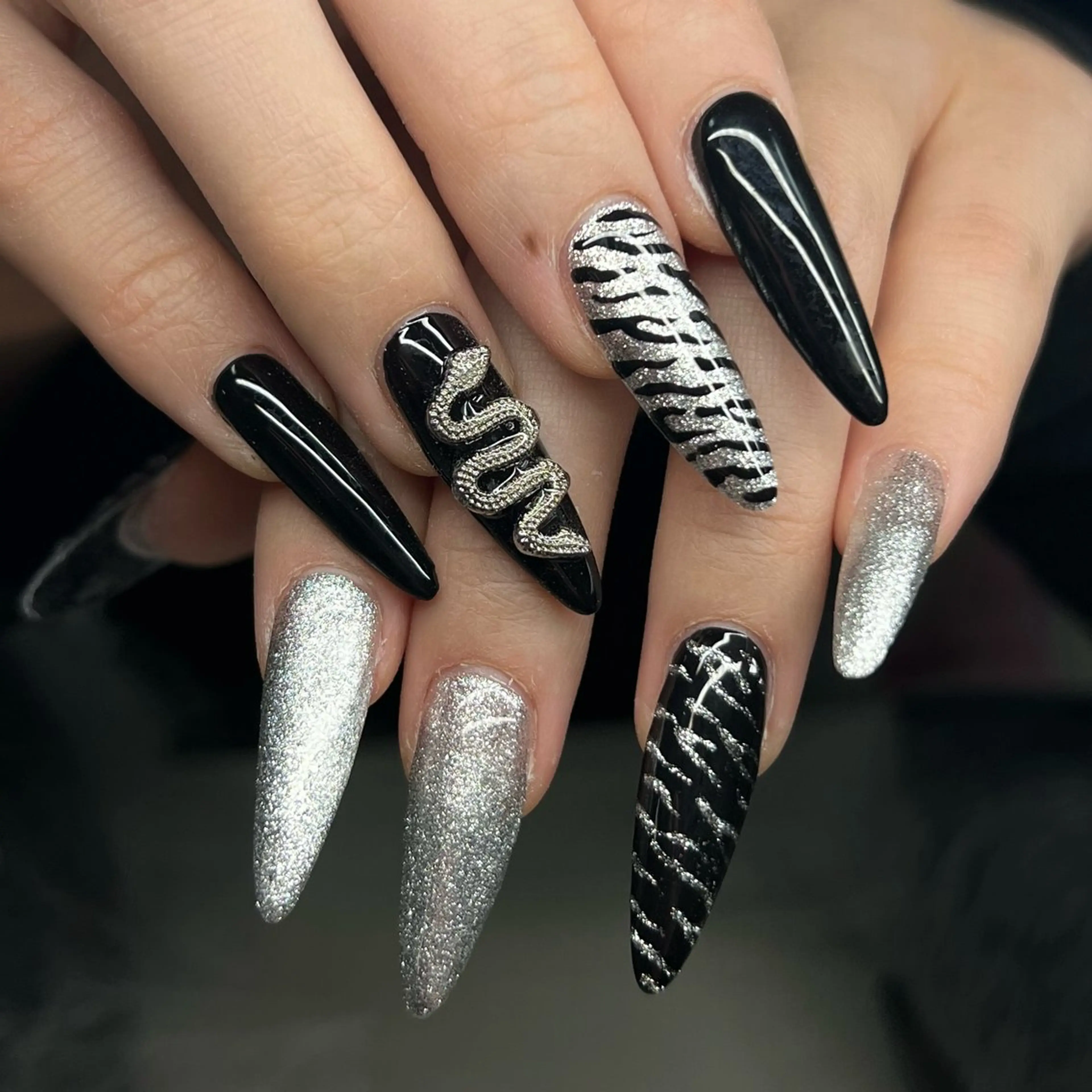 ネイル アニマル柄 ⁸ᵃᵖᵖʸ🐝⋆゜ MöEのネイルデザイン