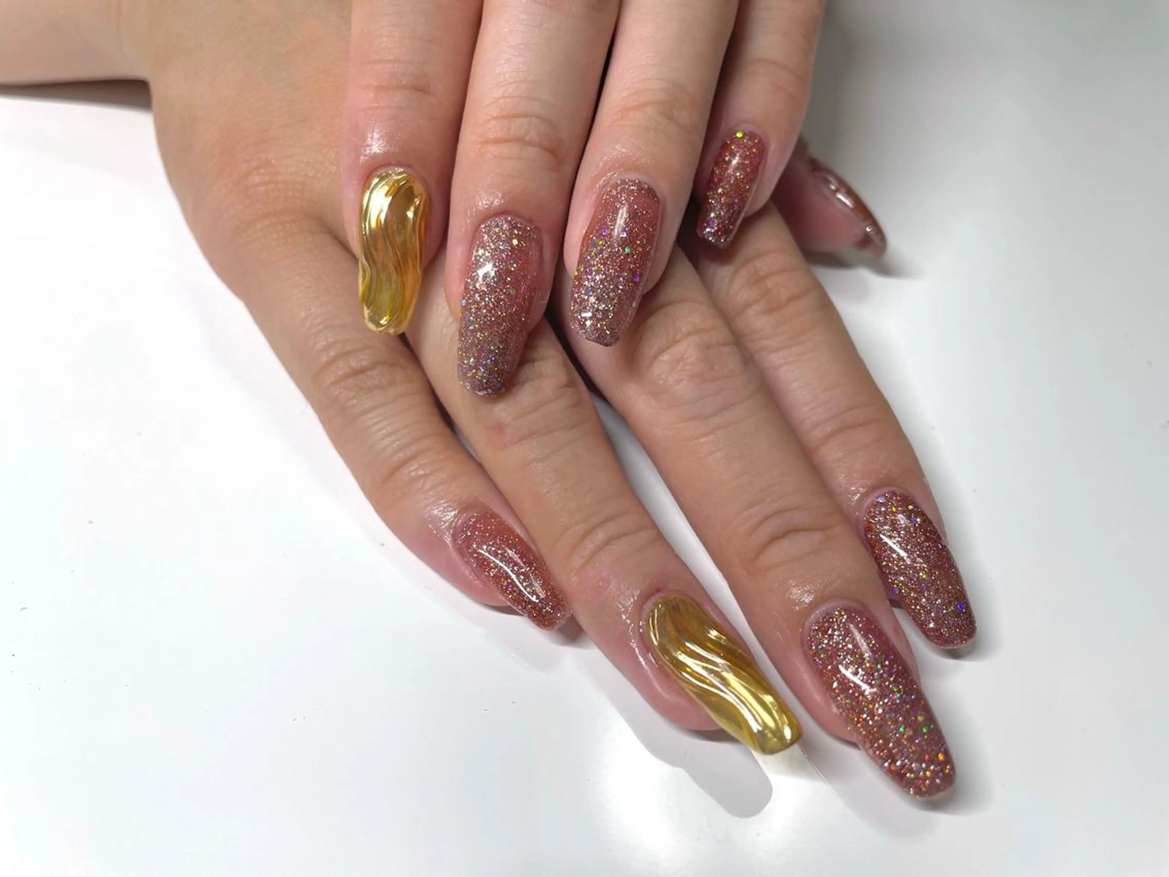 ネイル ゴールド ラメ(グリッター) ロングネイル ワンカラーネイル オレンジ ハンドネイル ネイルサロン Purimaのネイルデザイン