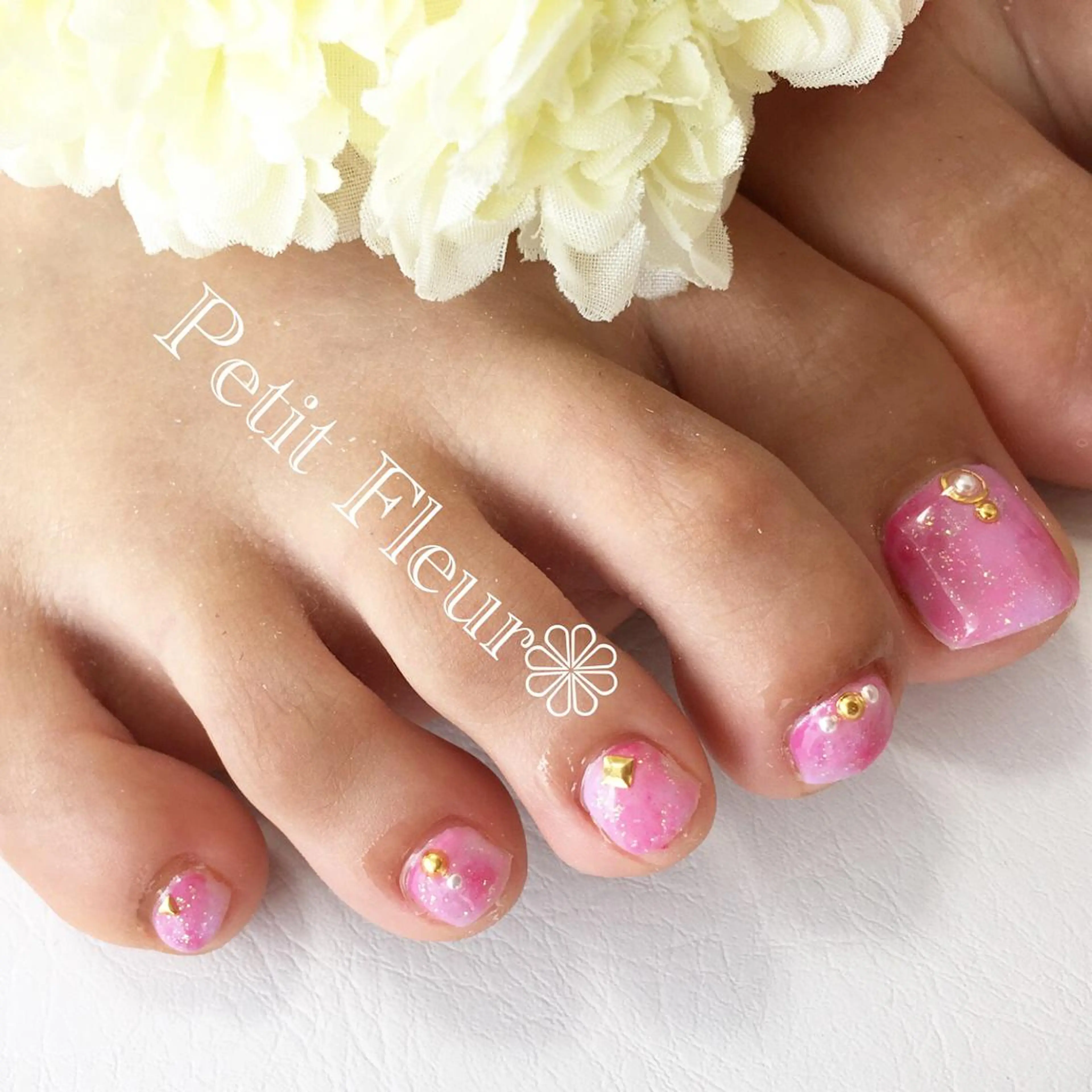 ネイル ラメ(グリッター) ピンク 夏ネイル Petit Fleur所属・青柳 亜梨奈のマツエク・マツパデザイン