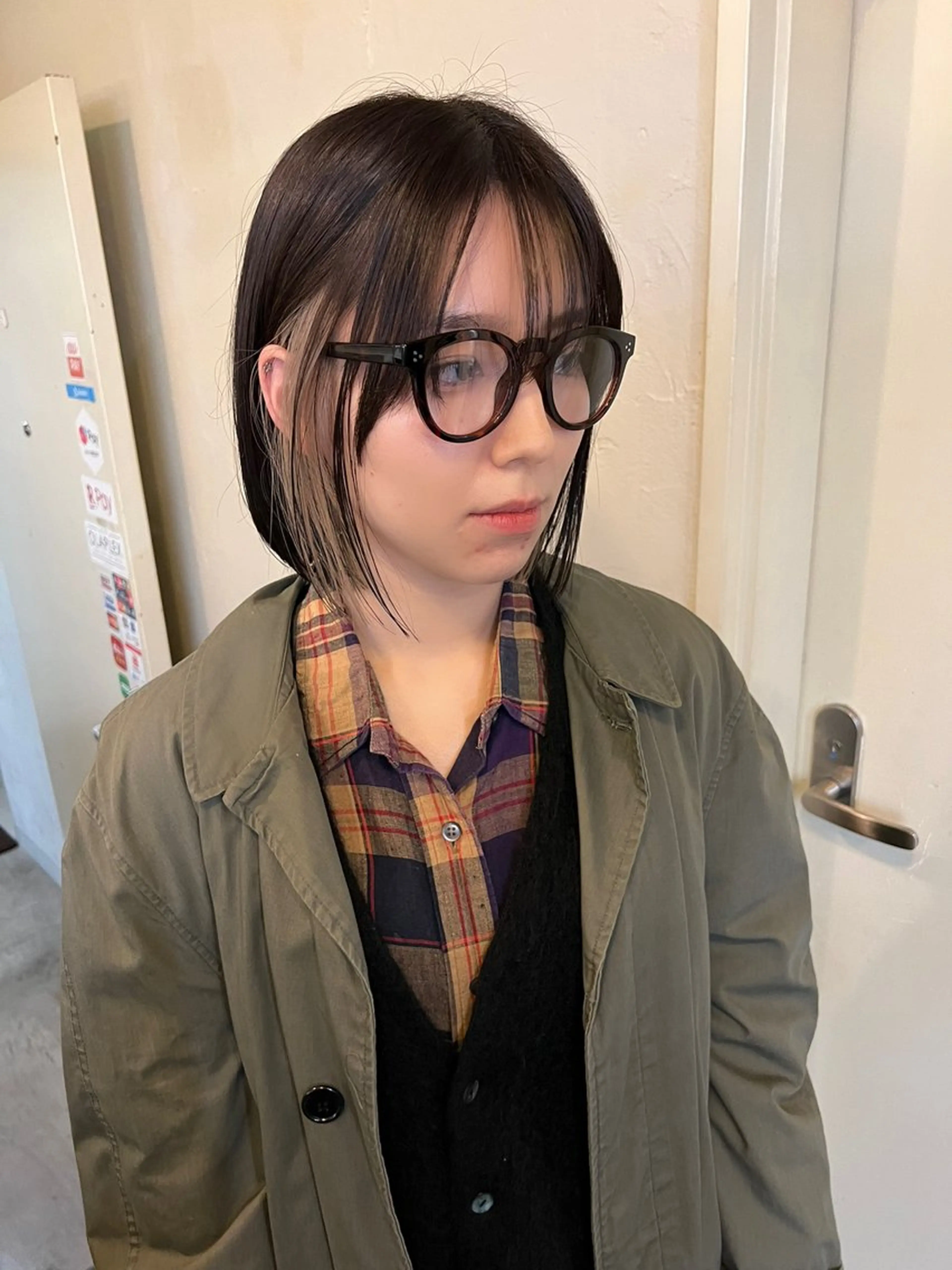 ショート カラー 切りっぱなしボブ ベージュカラー イヤリングカラー インナーカラー ボブ 大久保 佳那のヘアスタイル