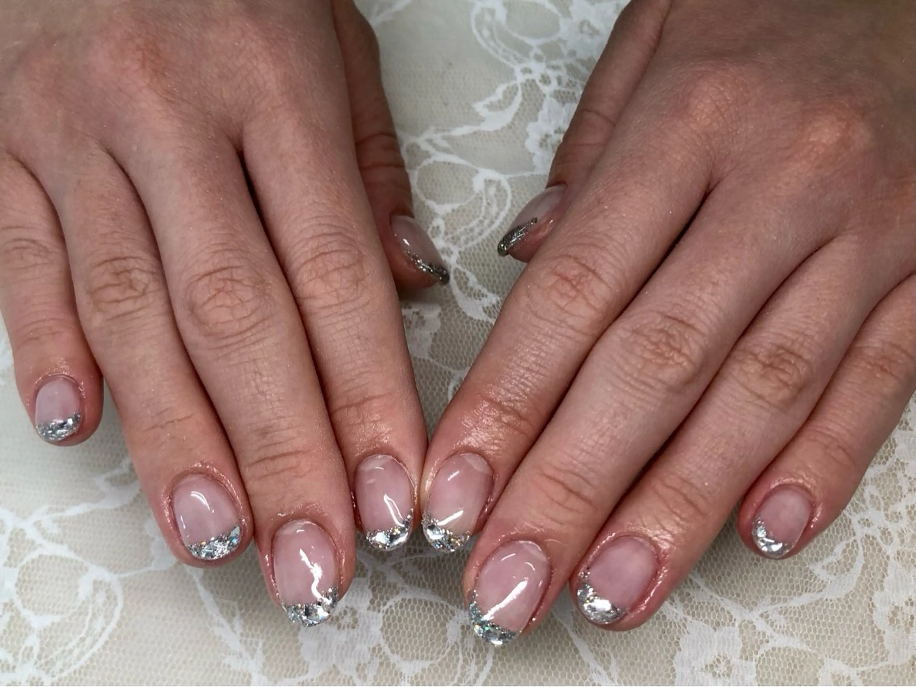 ネイル フレンチネイル ガラスフレンチ キラキラネイル シルバー シンプルネイル ハンドネイル ハンドケア 心斎橋Salon Epokkuのネイルデザイン
