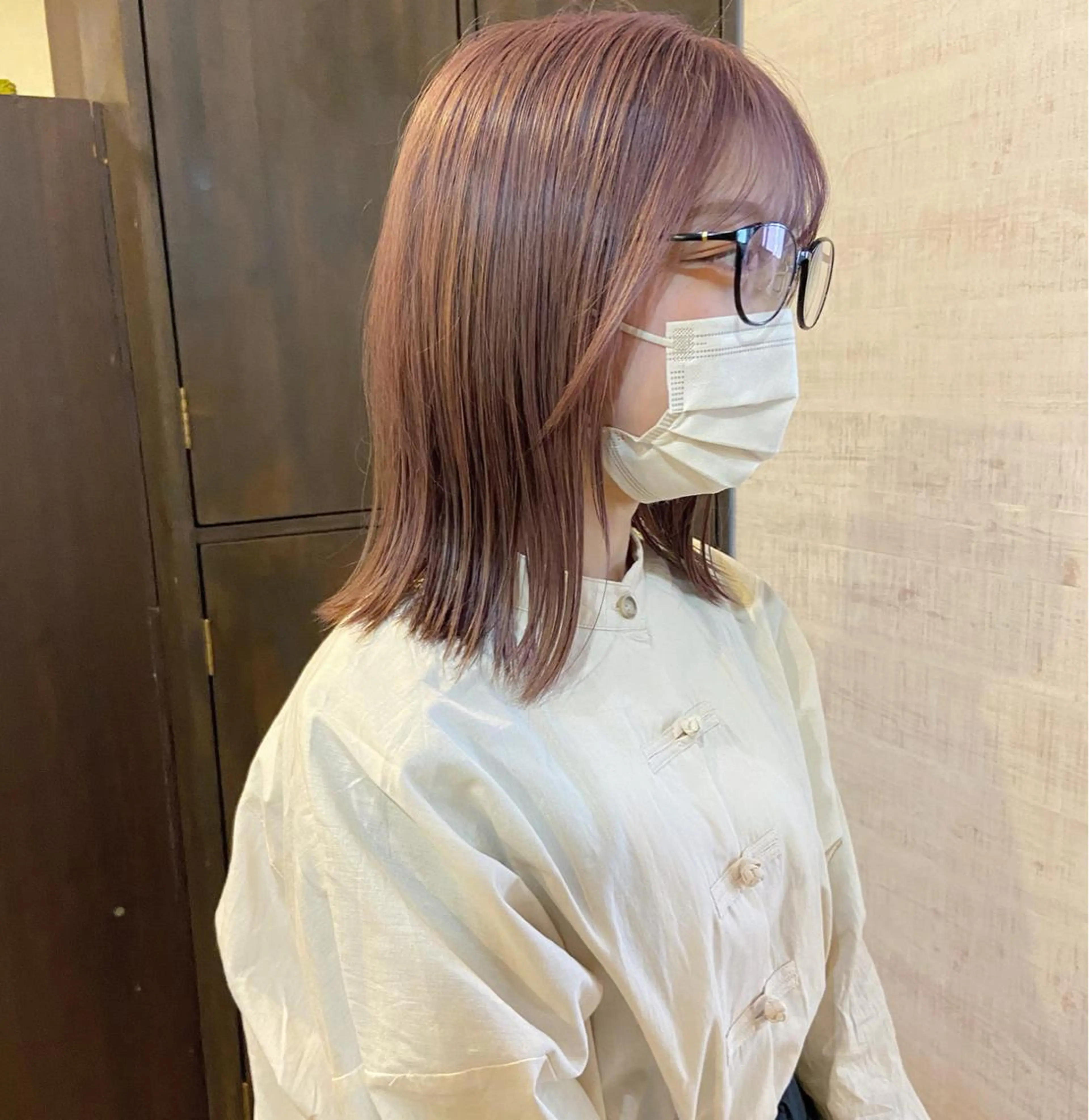 ミディアム カラー ベージュカラー ブリーチ 透明感カラー ピンクカラー ピンクベージュ ヘアカラー トリートメント ウルフ/レイヤー/ ブリーチ/牧原歩夢のヘアスタイル