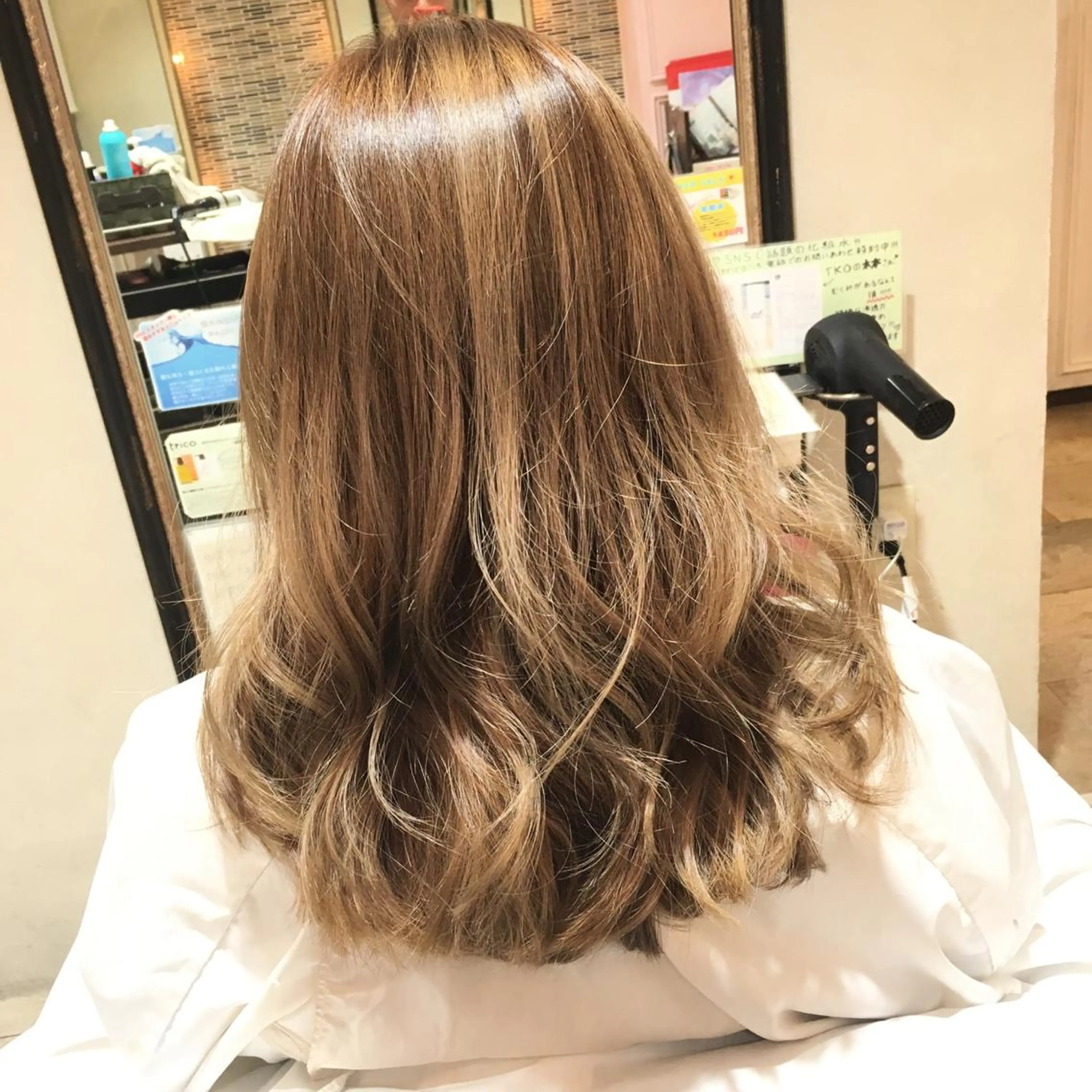 セミロング カラー アッシュ ベージュカラー ブリーチ 透明感カラー ダブルカラー Dolce　梅田所属・城領 直輝のヘアスタイル