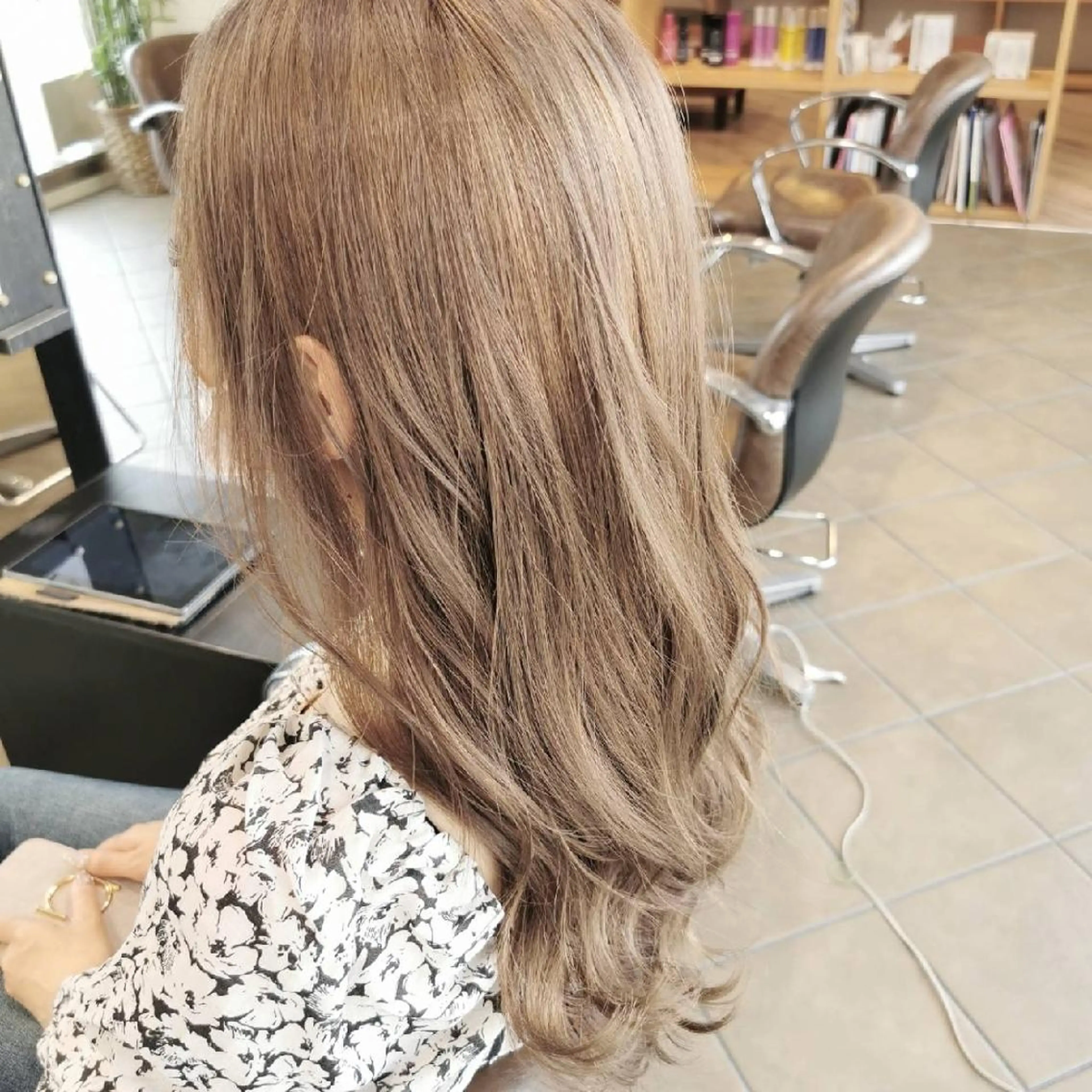 カラー ベージュカラー 透明感カラー ミルクティーベージュ ヘアカラー Luisハイライト　 喜連瓜破、髪質改善のヘアスタイル