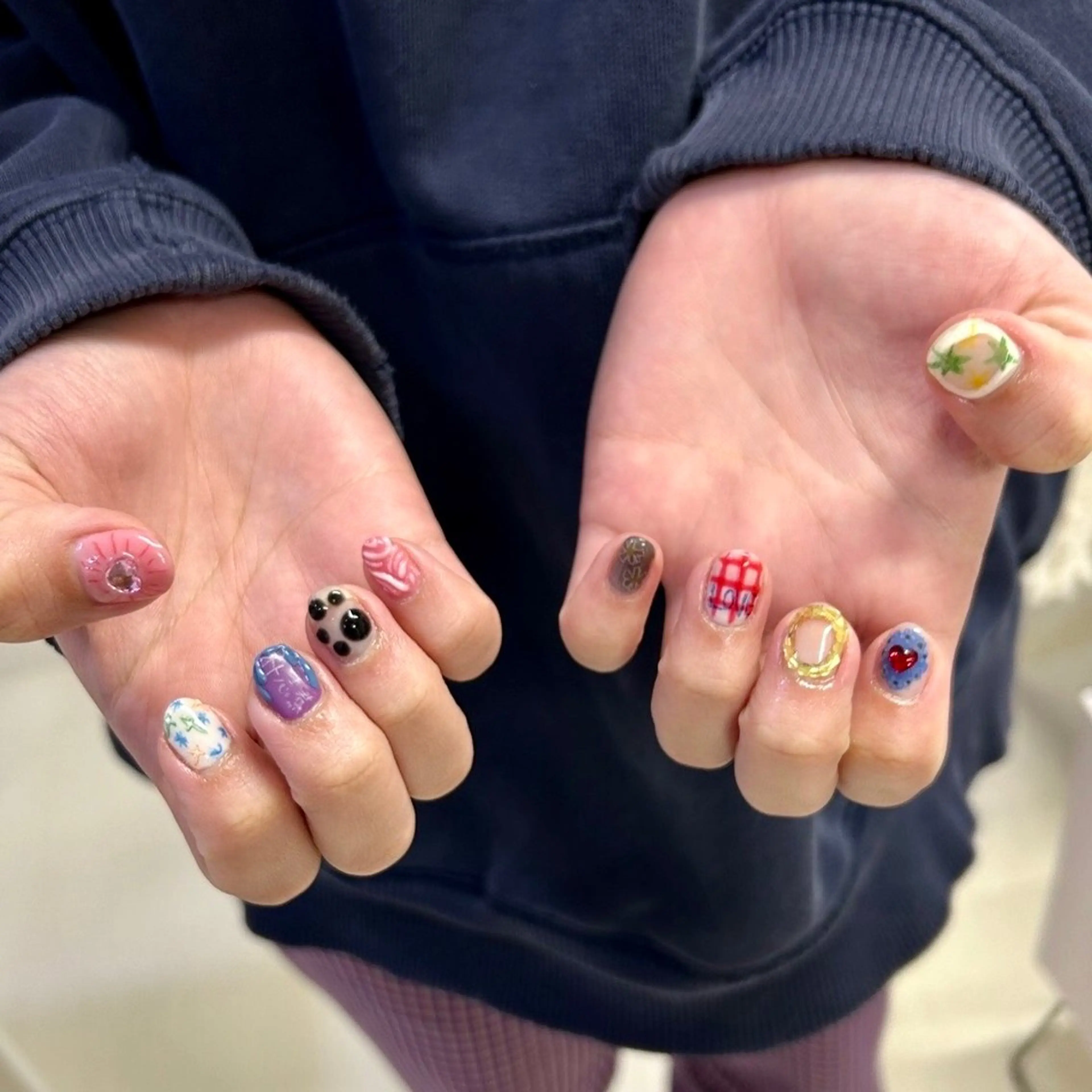 ネイル アートネイル べっ甲ネイル ジェルネイル グリーン キラキラネイル nailstudio eviz新宿店のネイルデザイン