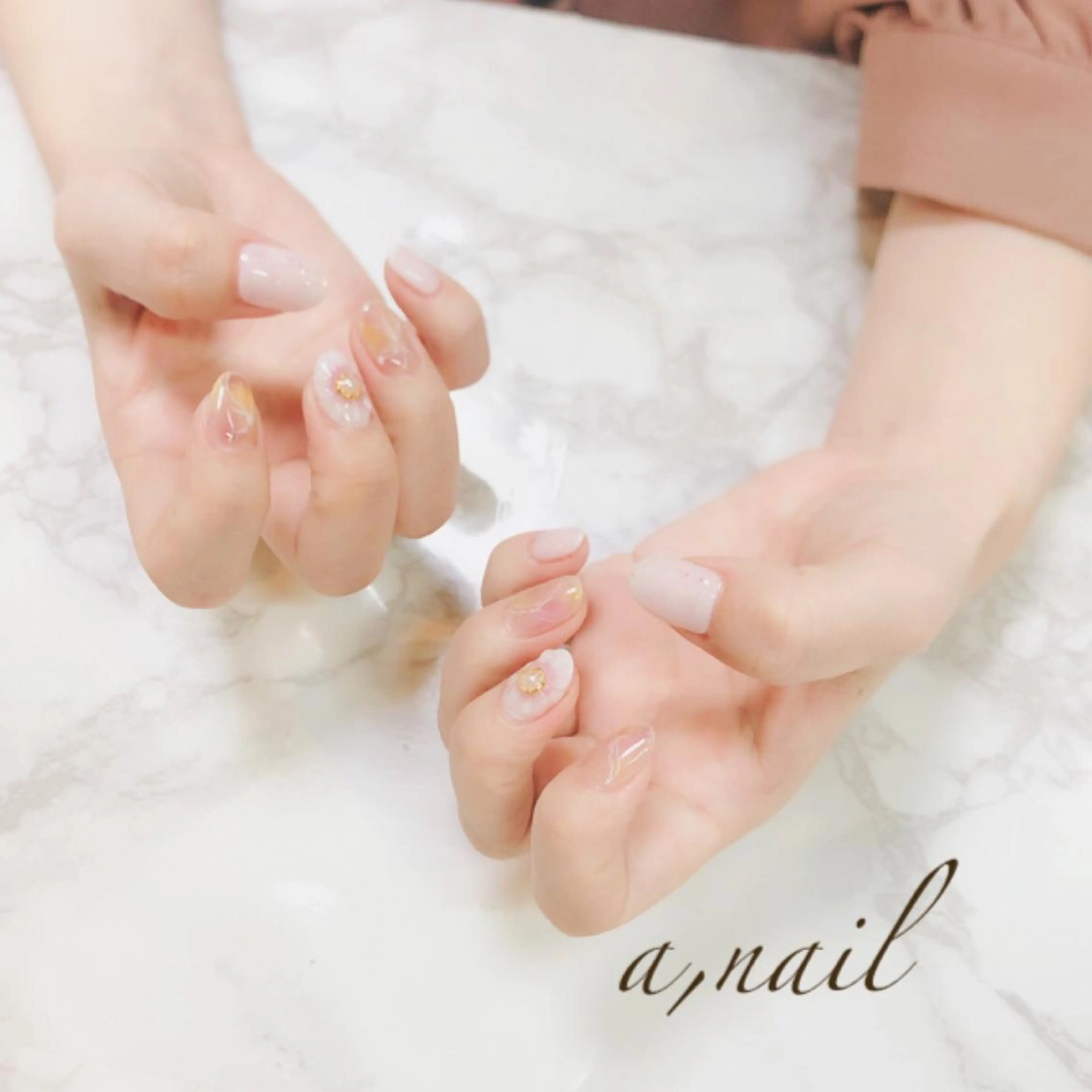 ネイル フラワーネイル フットネイル ジェルネイル グラデーション ラメ(グリッター) ハンドネイル ネイルサロン エーネイルのネイルデザイン