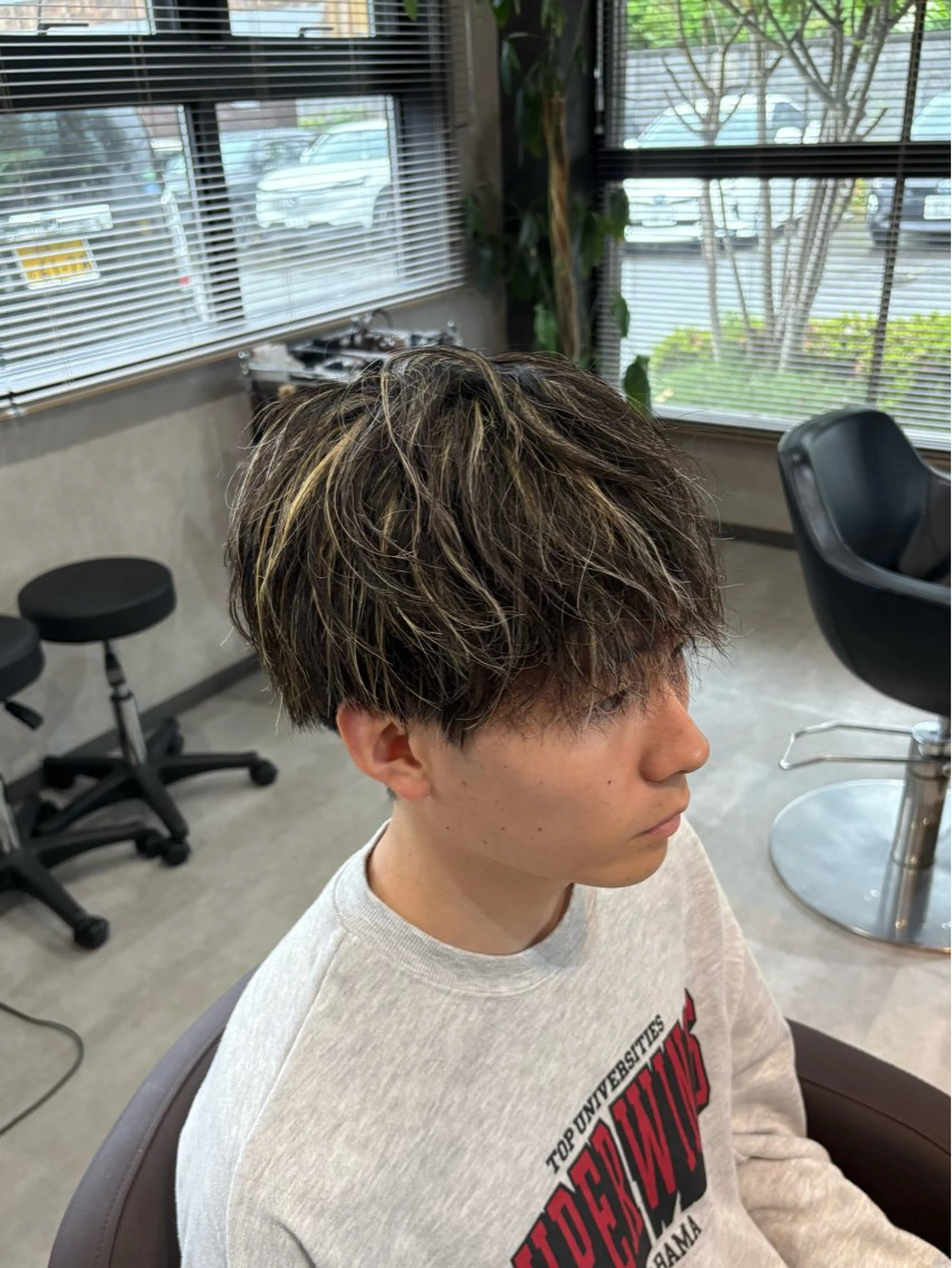 カラー メンズ メンズハイライト ハイライトカラー hair make LATTE 川原店所属・若林 叶大のヘアスタイル