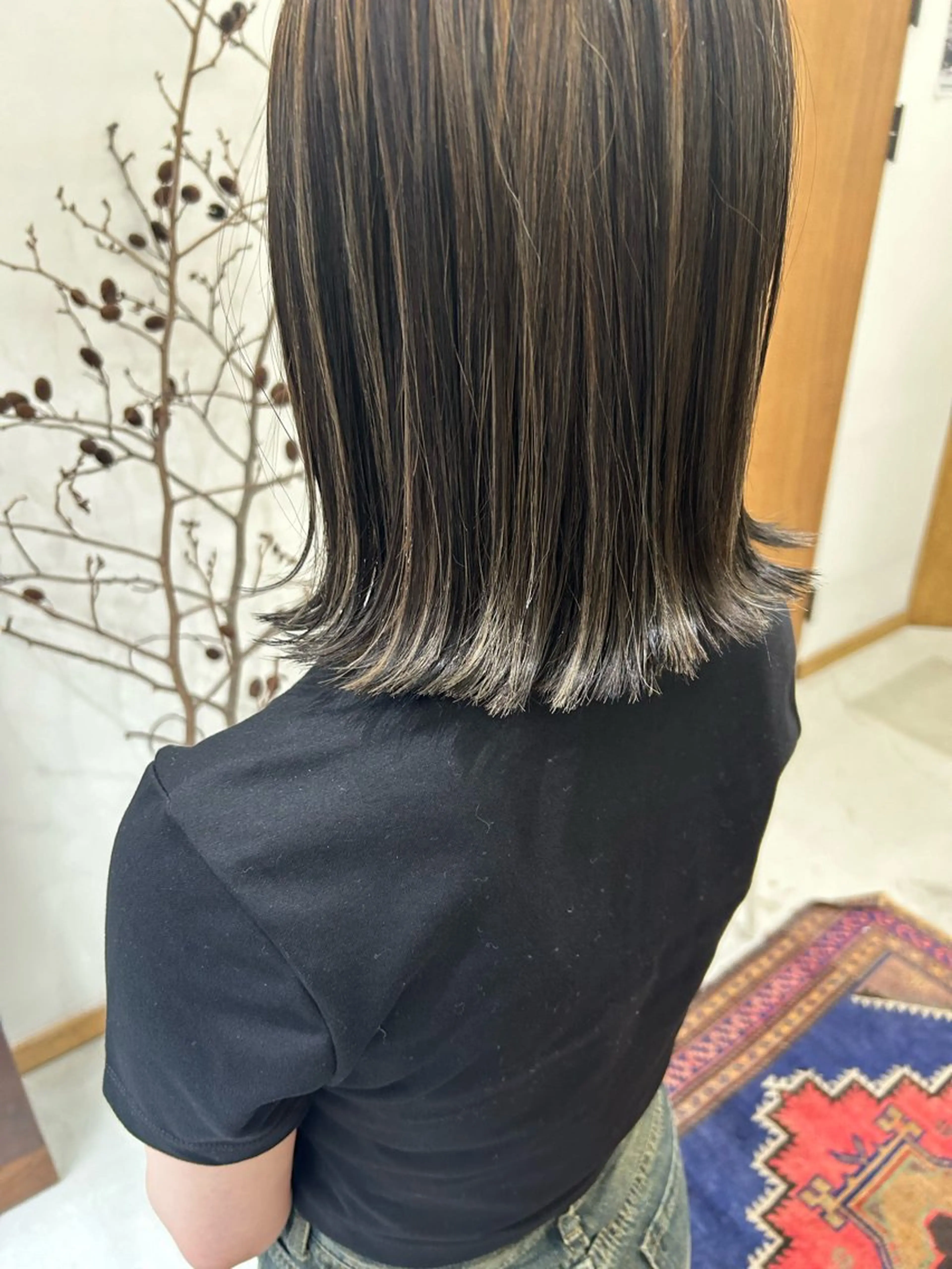 ミディアム 切りっぱなしボブ ボブ ハイライト カット ヘアカラー なつめ🐶ショート ベージュカラーのヘアスタイル