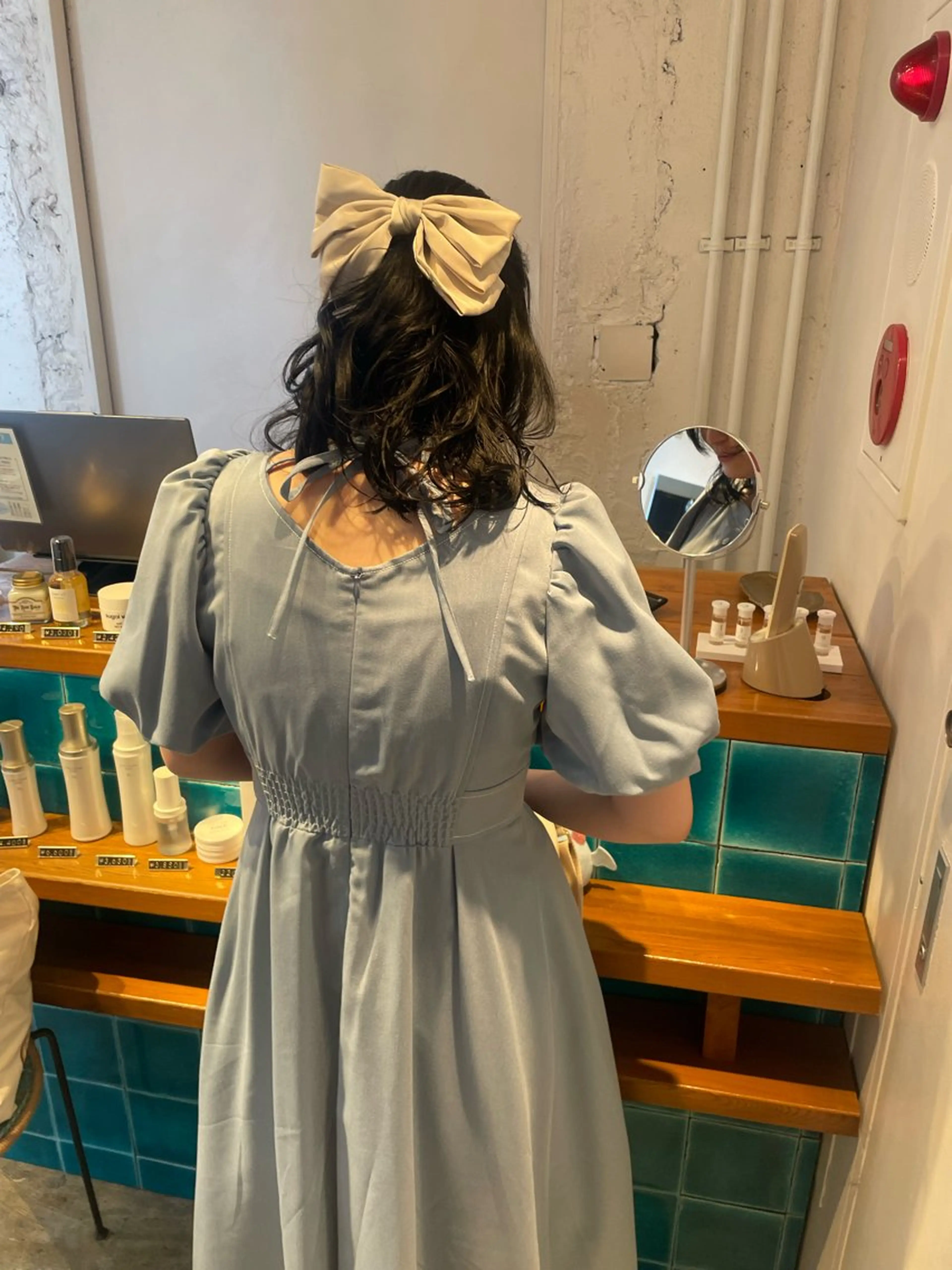 ミディアム カラー 黒髪 ブルーカラー ブルーブラック カット ヘアカラー トリートメント MIOベージュカラー 柔らかいカラーのヘアスタイル