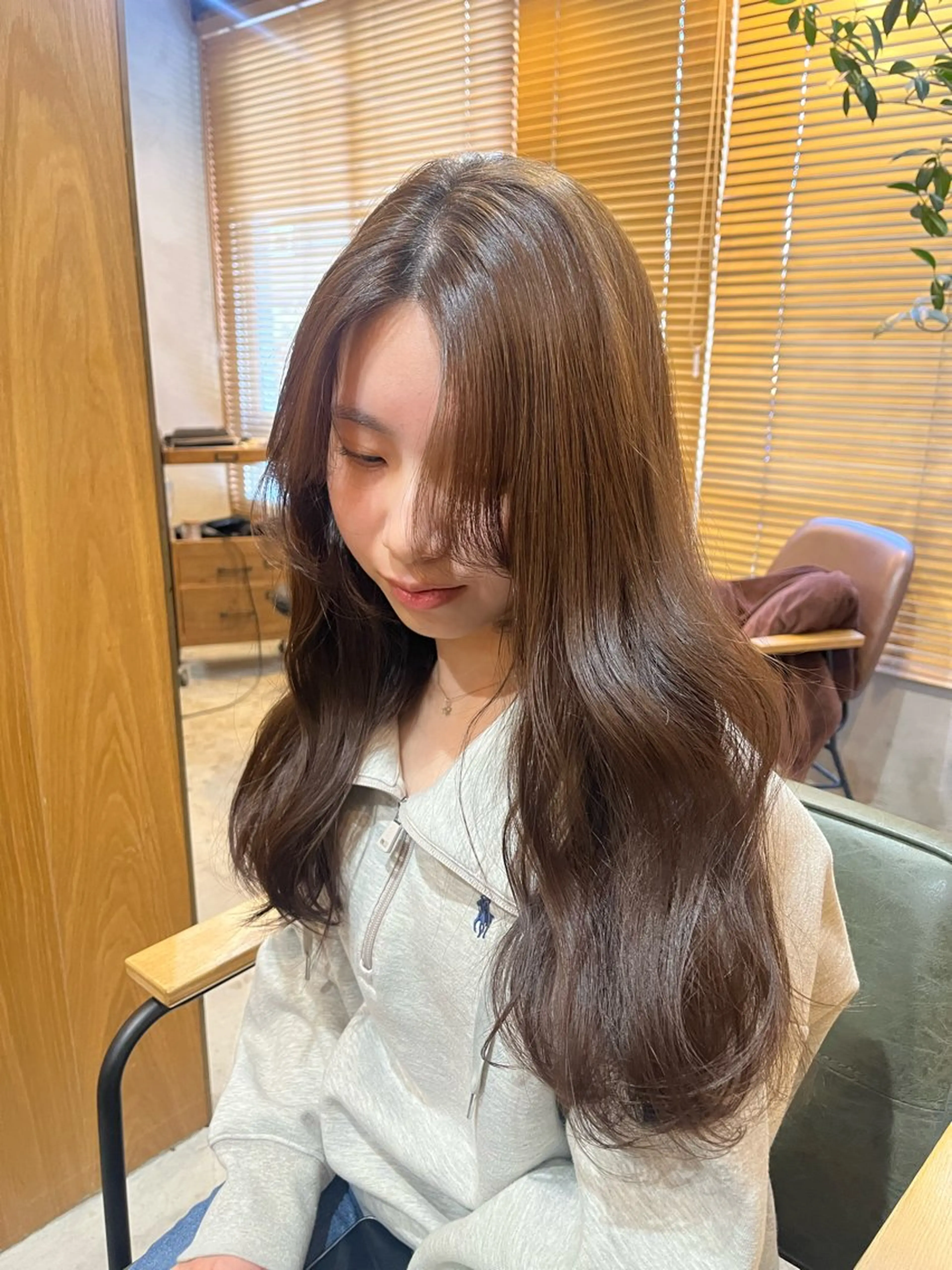 ロング アッシュ カット ヘアカラー トリートメント sourceliebe所属・レイヤー／前髪／顔 周りakaneのヘアスタイル